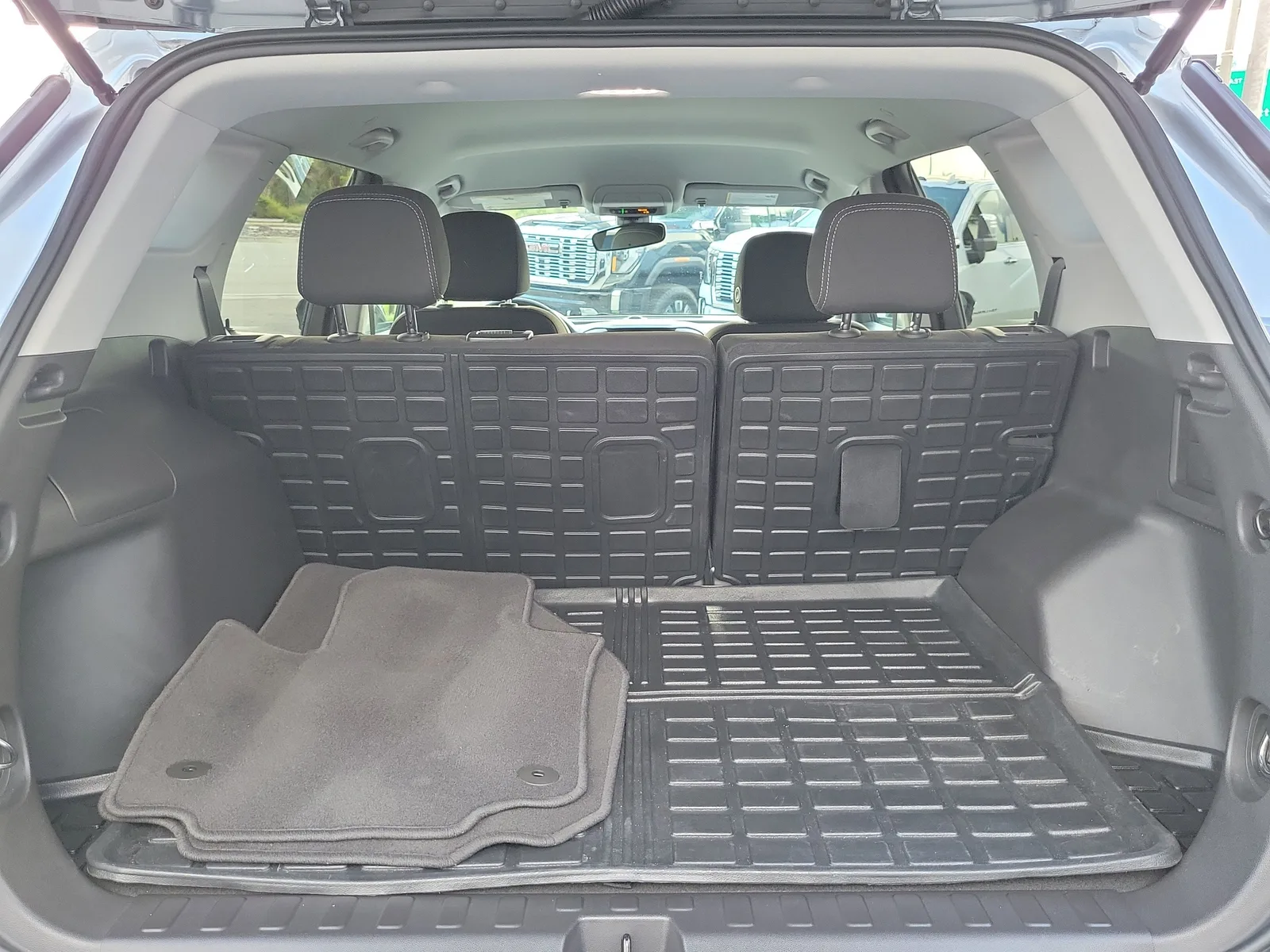 2024 GMC Terrain SLE photo 16