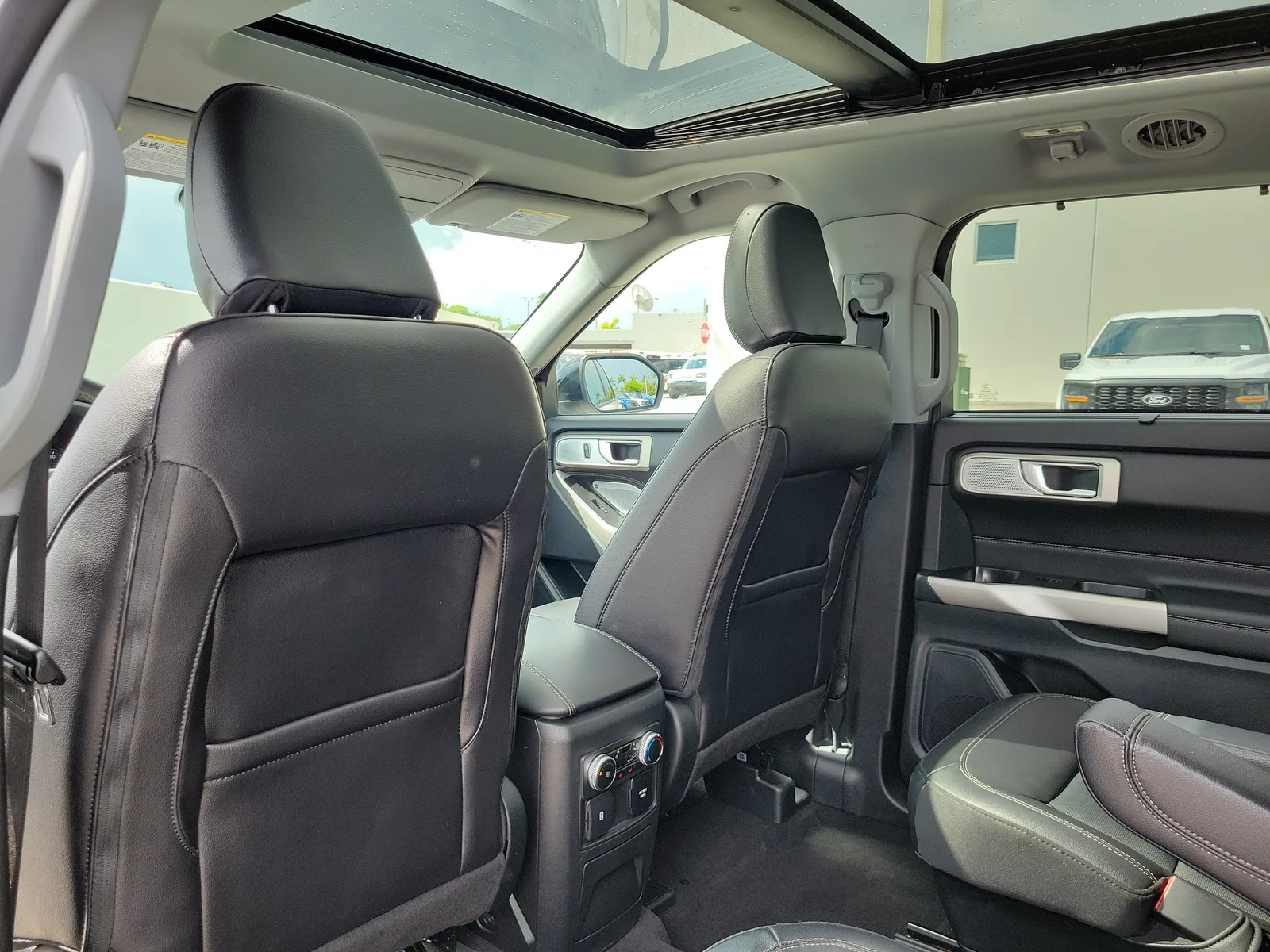 2023 Ford Explorer Limited photo 14