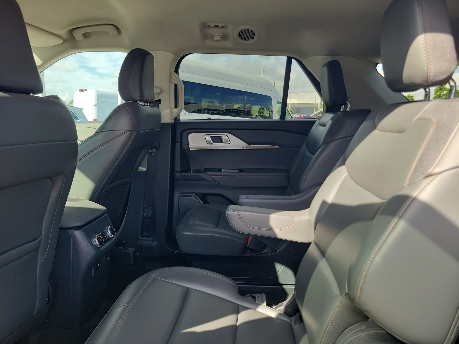 2025 Ford Explorer Active photo 15