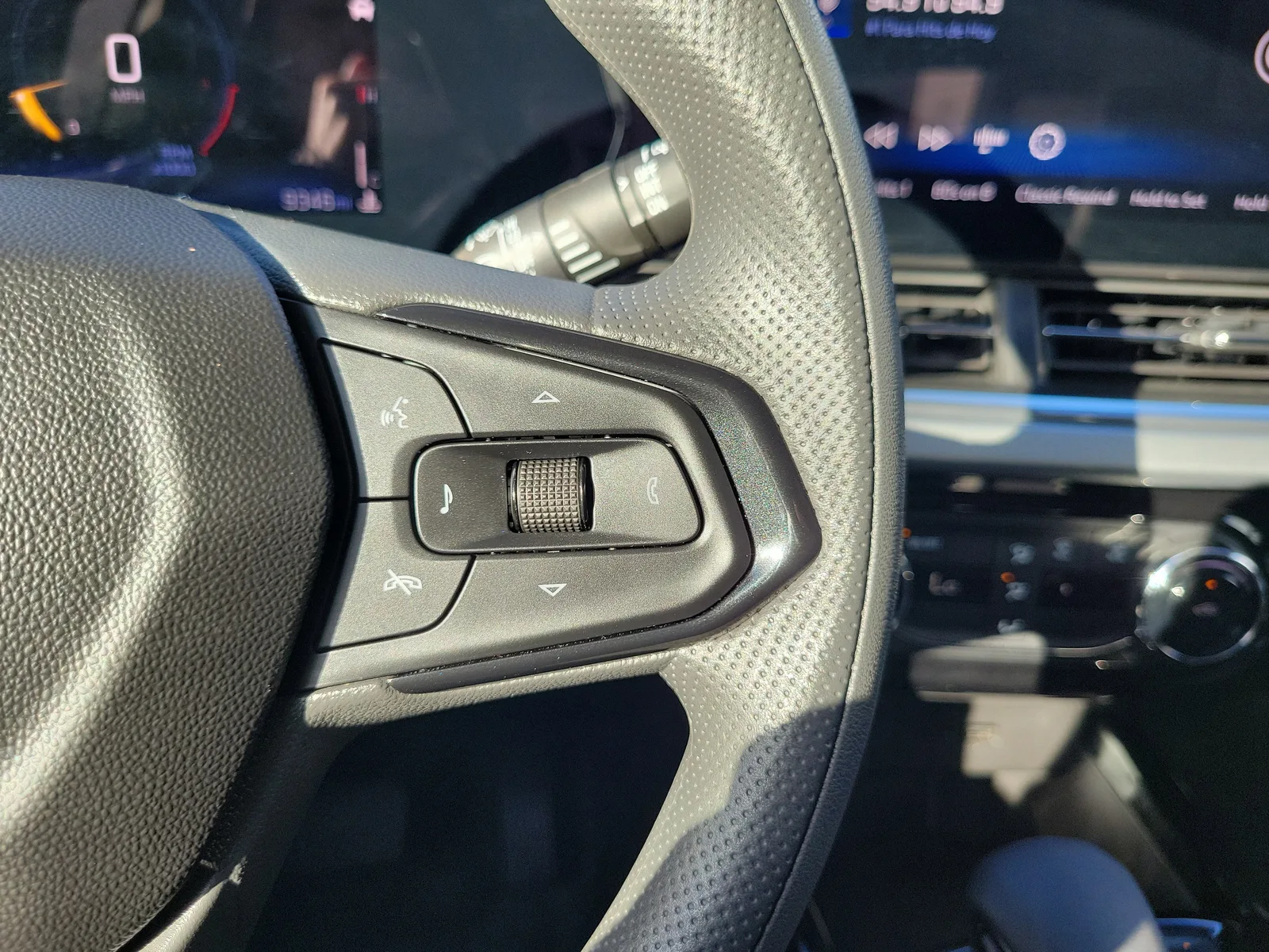 2025 Chevrolet Trax LT photo 19