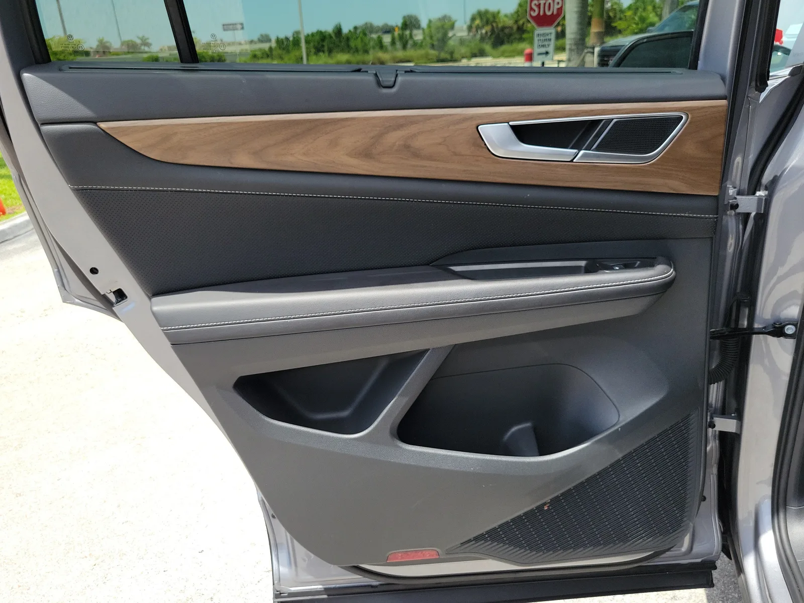 2024 Volkswagen Atlas 2.0T SE w/Technology photo 22
