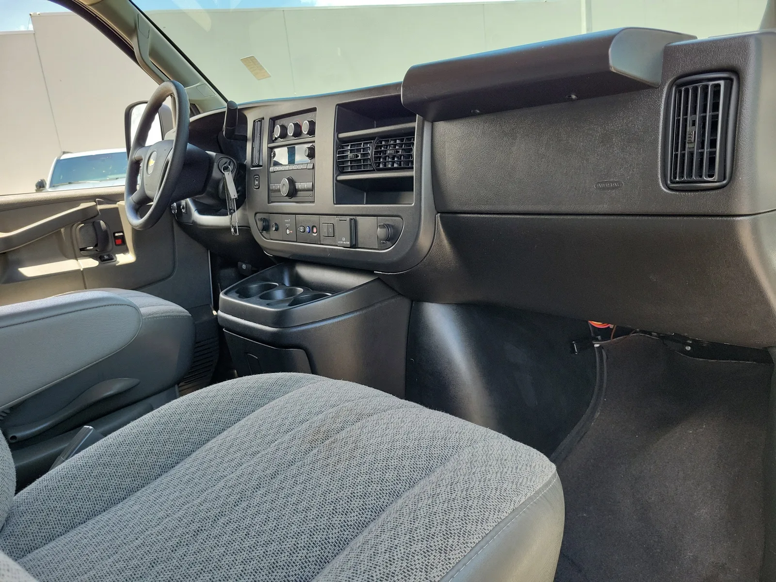 2025 Chevrolet Express Passenger LT photo 17