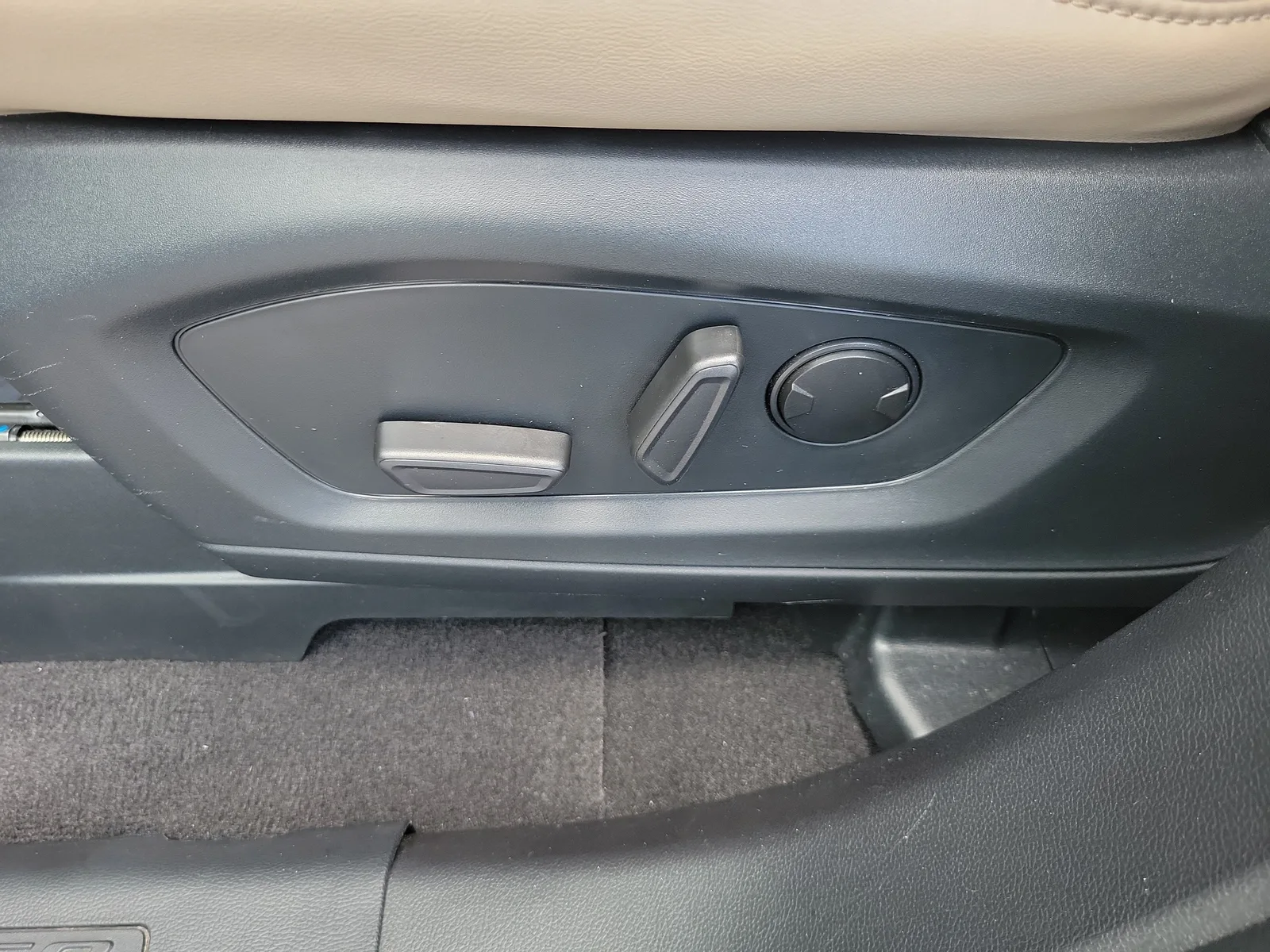2024 Ford Explorer XLT photo 25