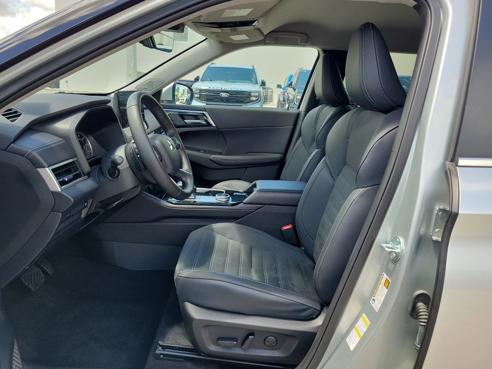 2025 Mitsubishi Outlander SE photo 18