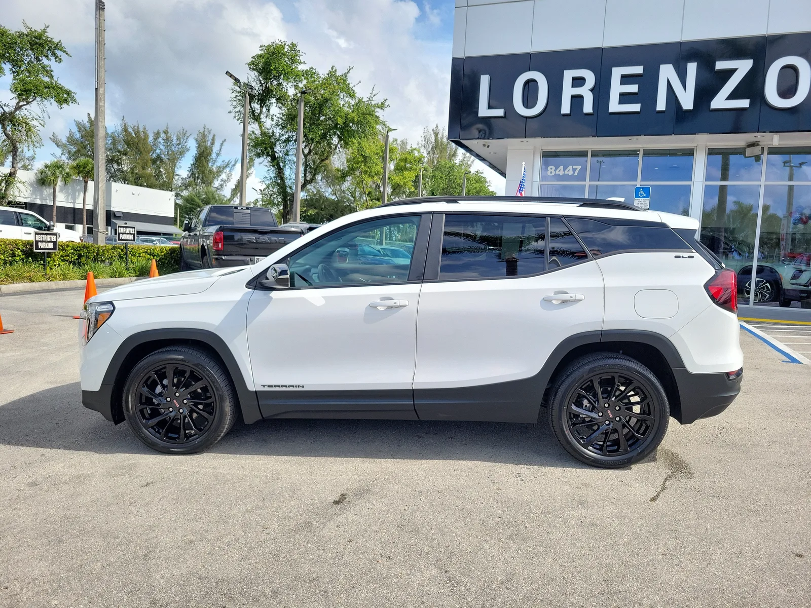 2023 GMC Terrain SLE photo 8
