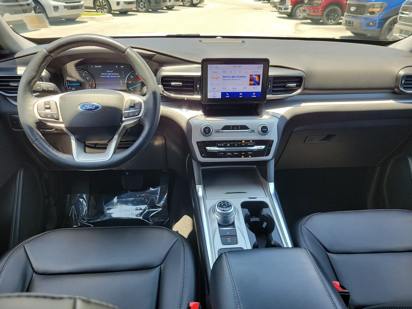 2023 Ford Explorer XLT photo 17