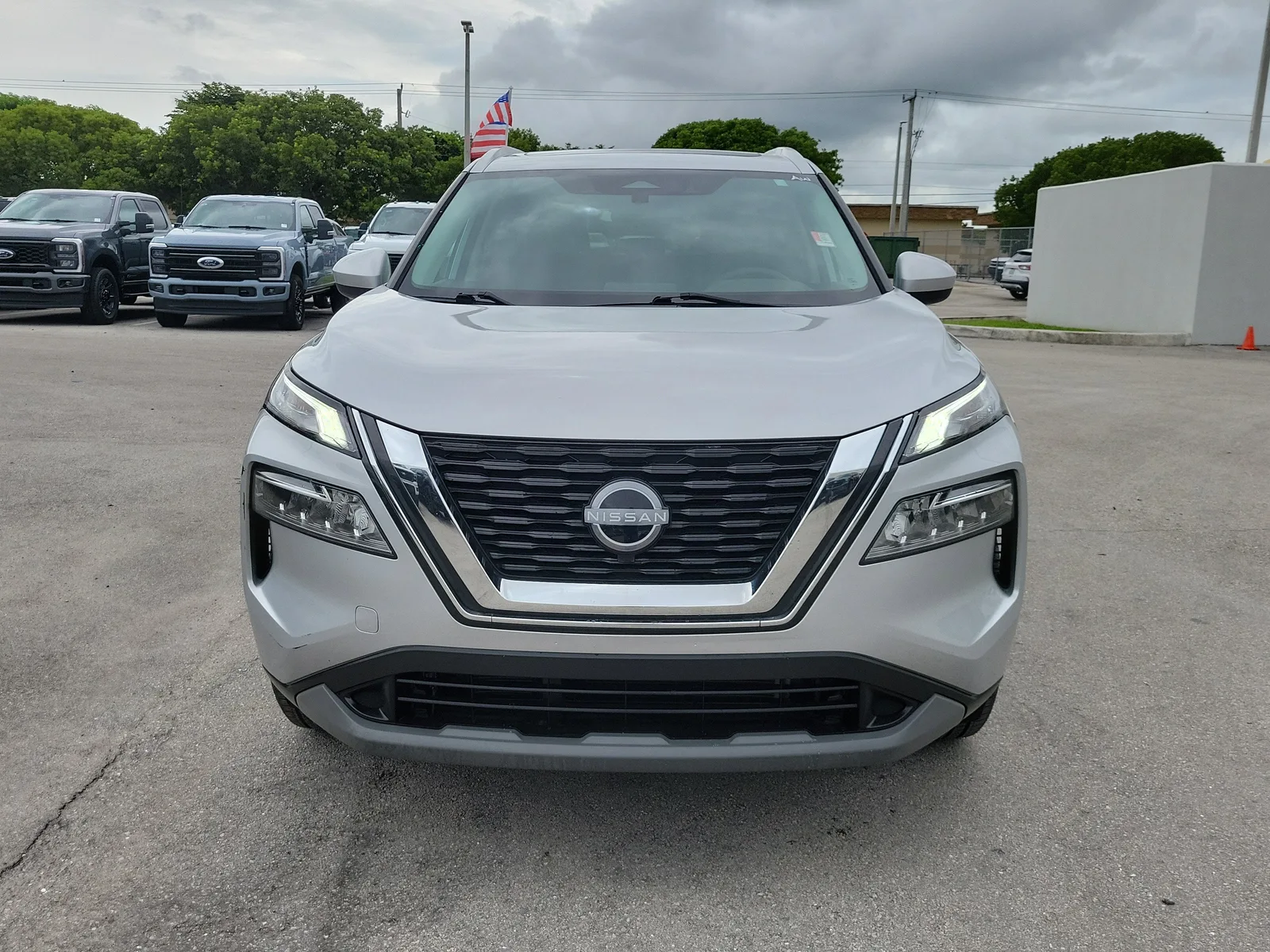 2023 Nissan Rogue SV photo 2