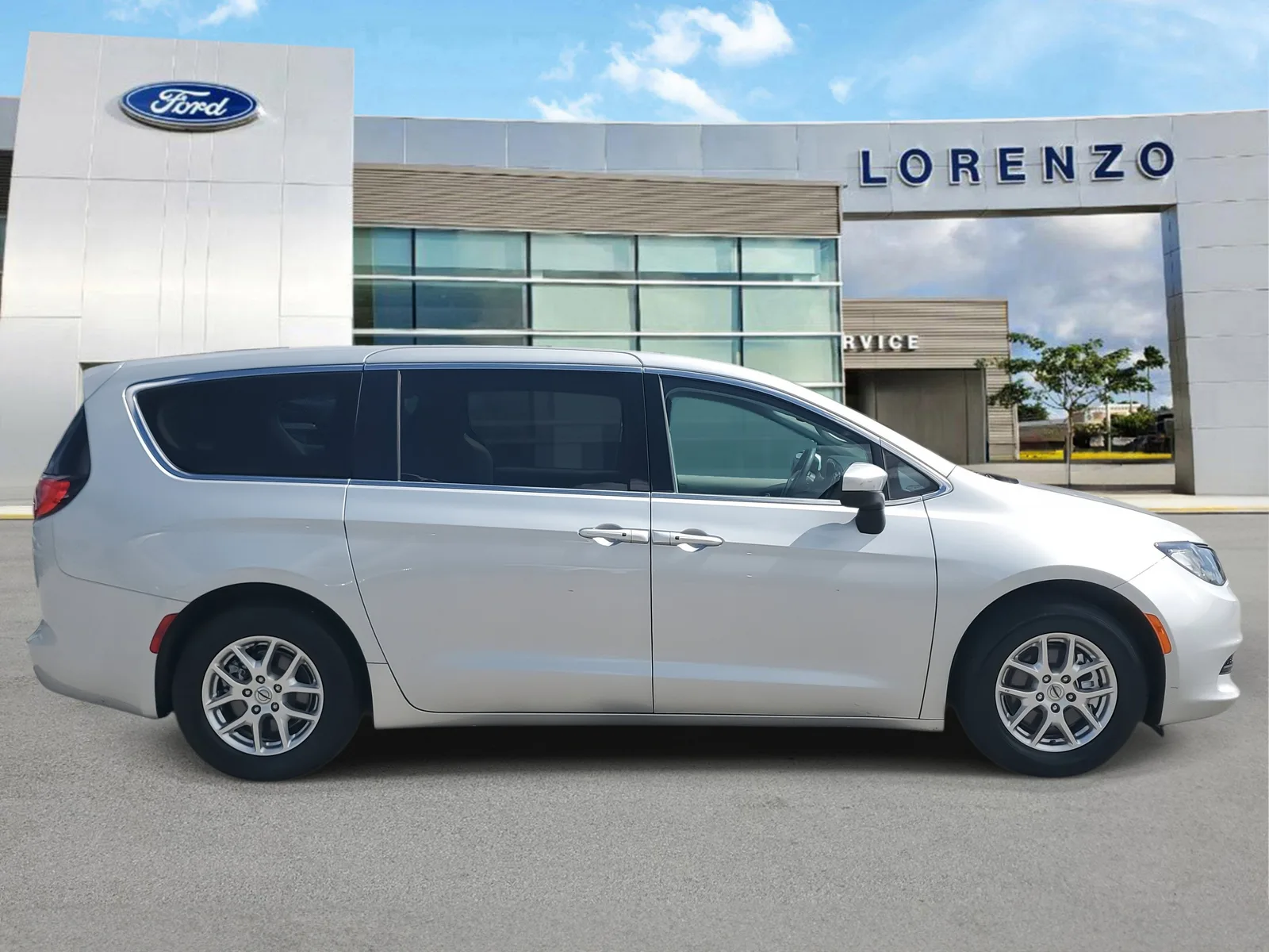 2023 Chrysler Voyager LX photo 4