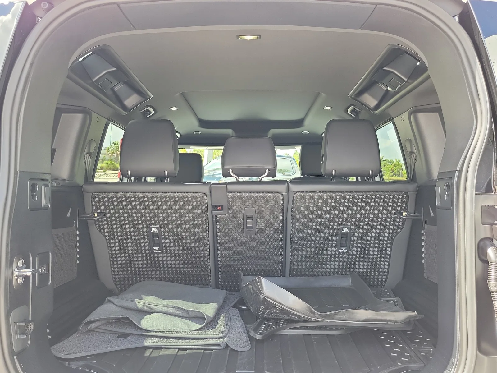2025 Land Rover Defender S photo 18