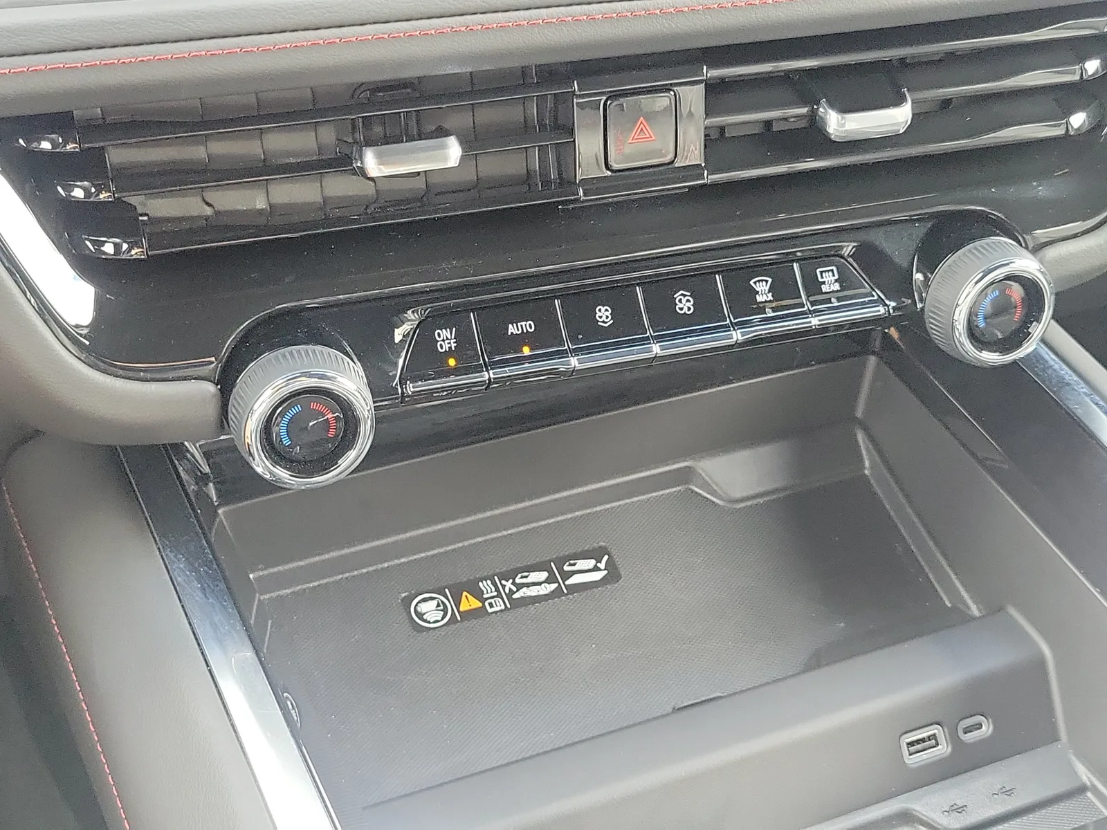 2025 Chevrolet Suburban RST Diesel photo 28