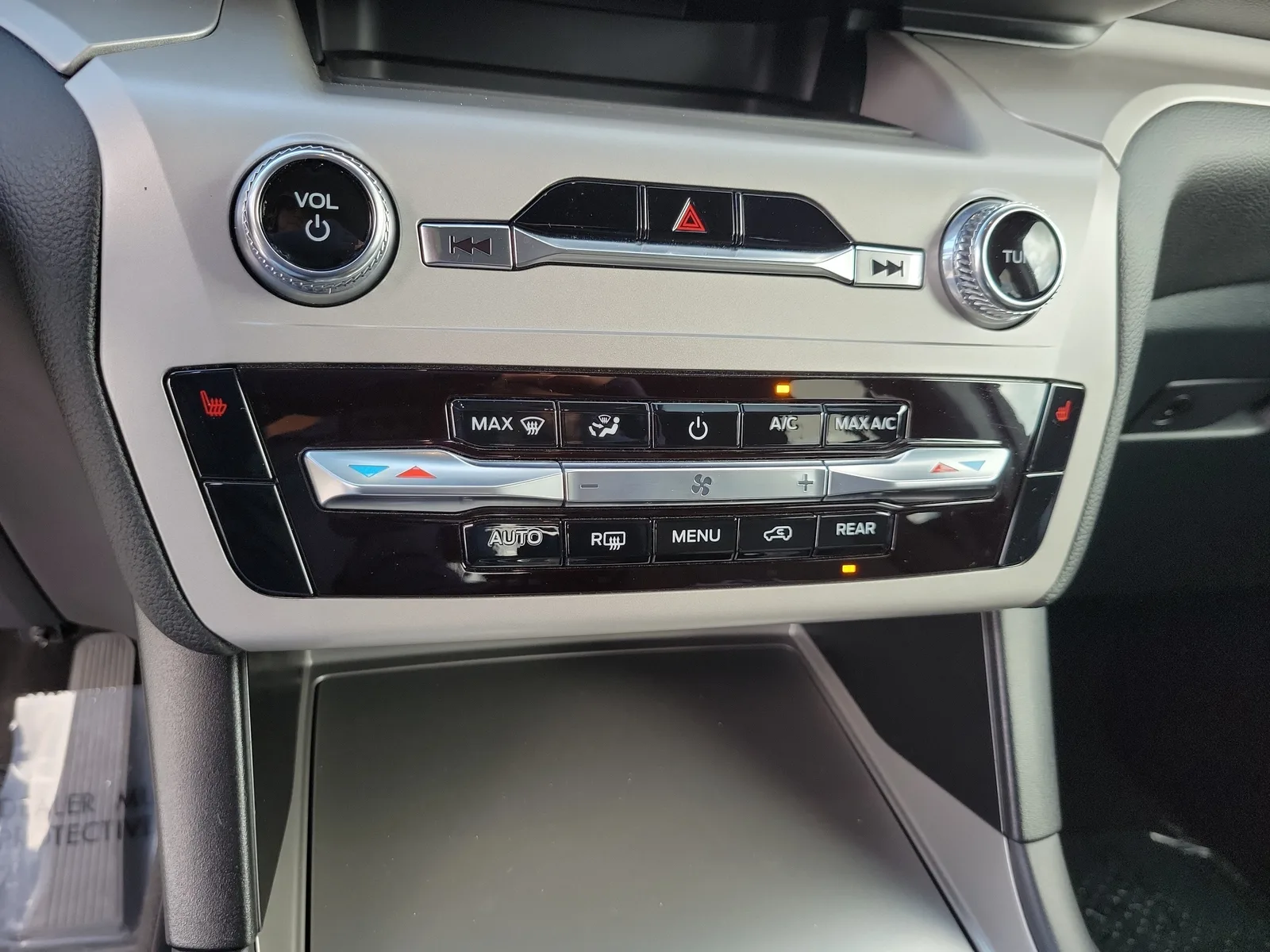2024 Ford Explorer XLT photo 25
