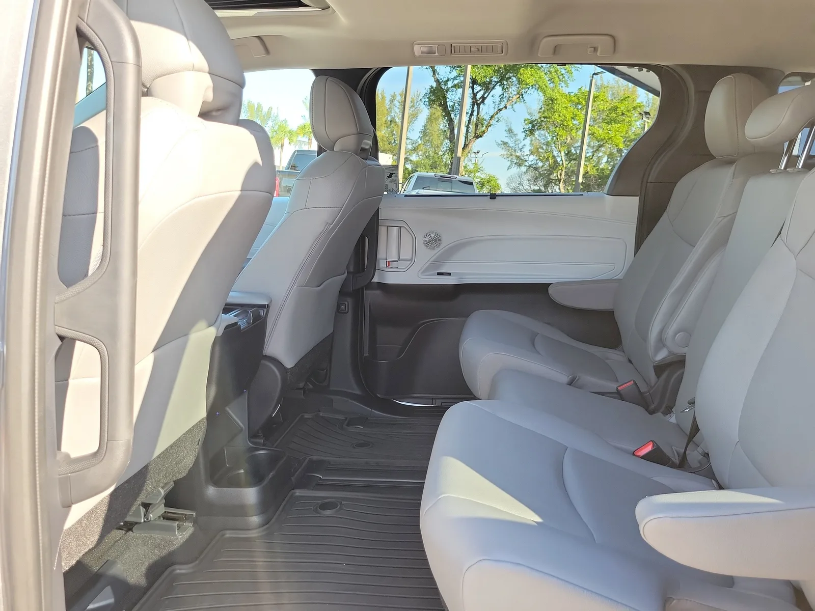 2026 Toyota Sienna XLE photo 15