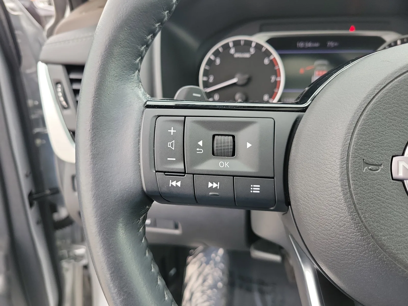 2023 Nissan Rogue SV photo 26