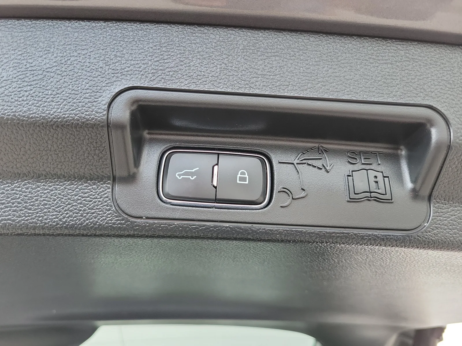 2024 Ford Explorer XLT photo 16