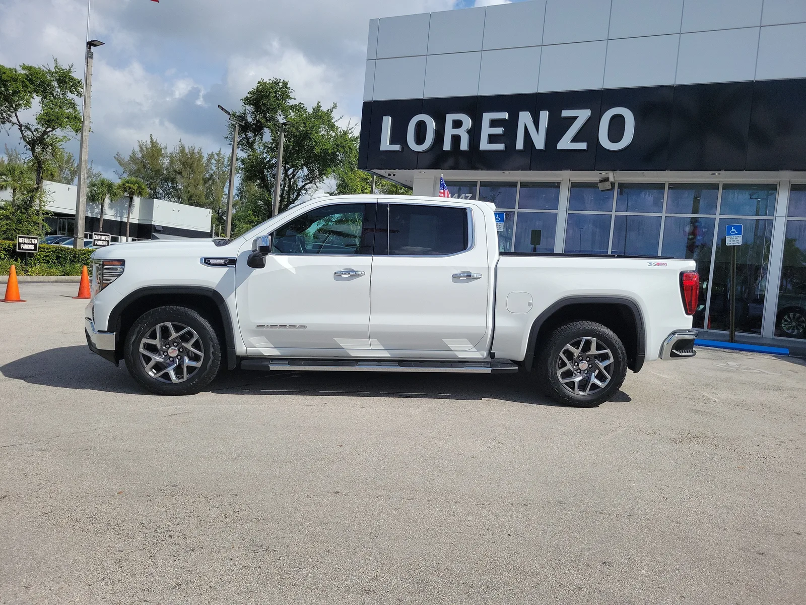 2023 GMC Sierra 1500 SLT photo 8