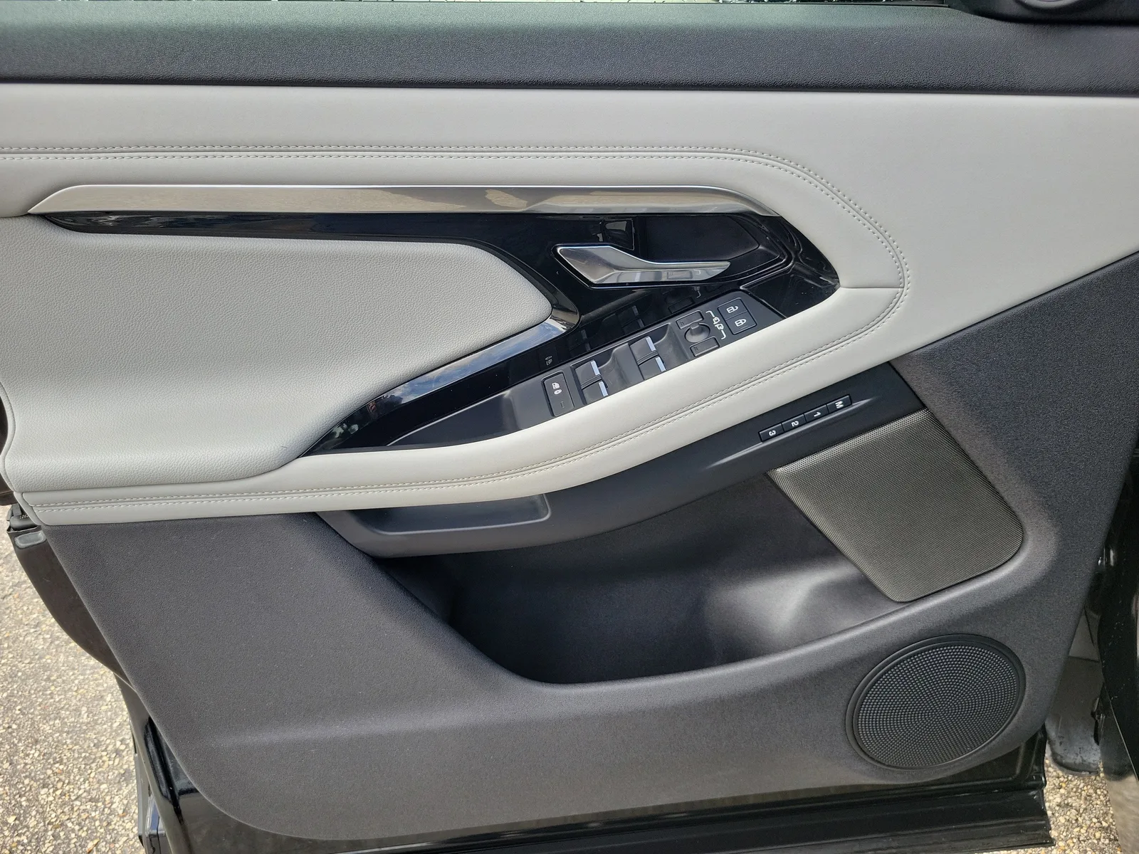 2023 Land Rover Range Rover Evoque R-Dynamic SE photo 24