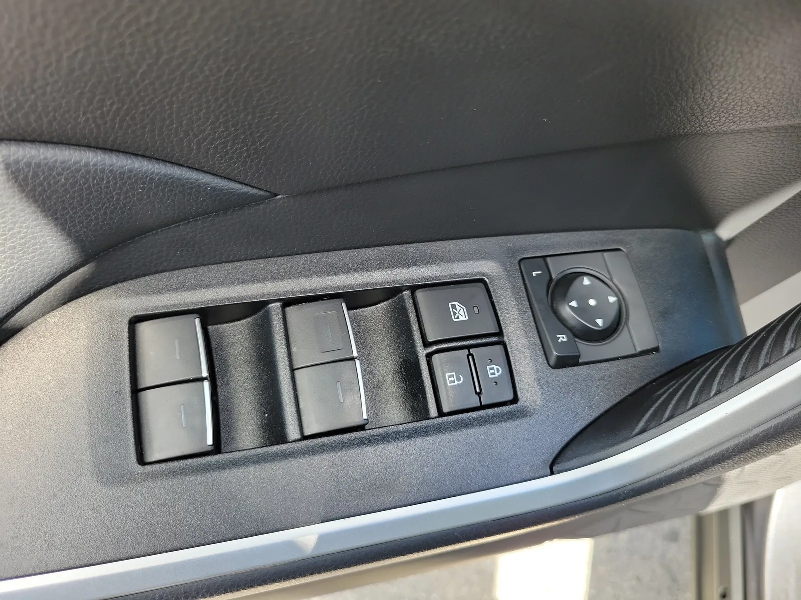 2023 Toyota RAV4 XLE photo 23