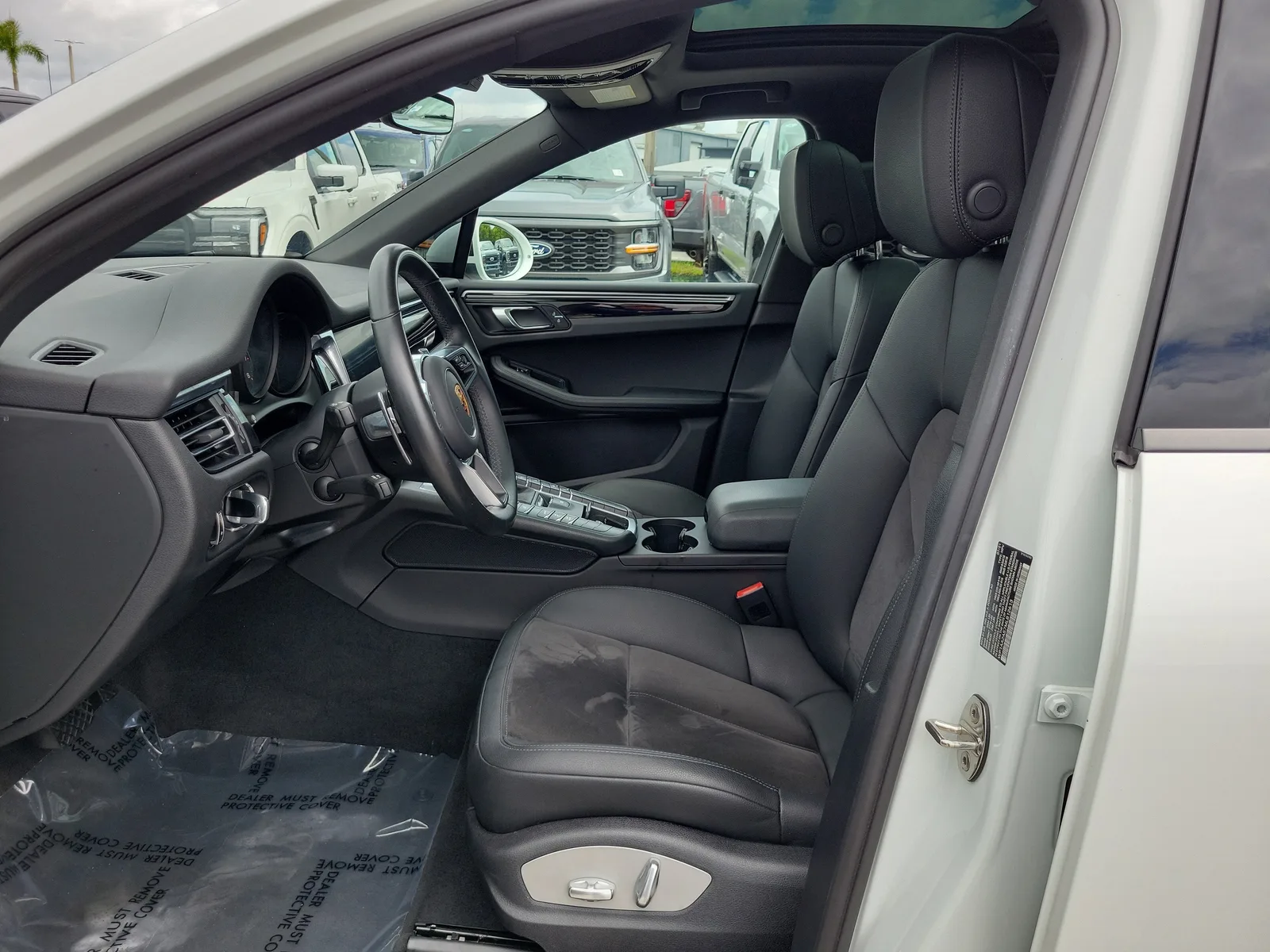 2021 Porsche Macan Base photo 12