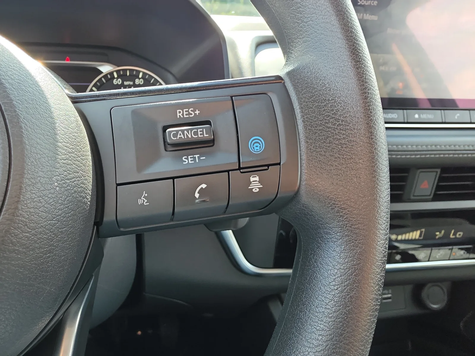 2023 Nissan Rogue SV photo 16