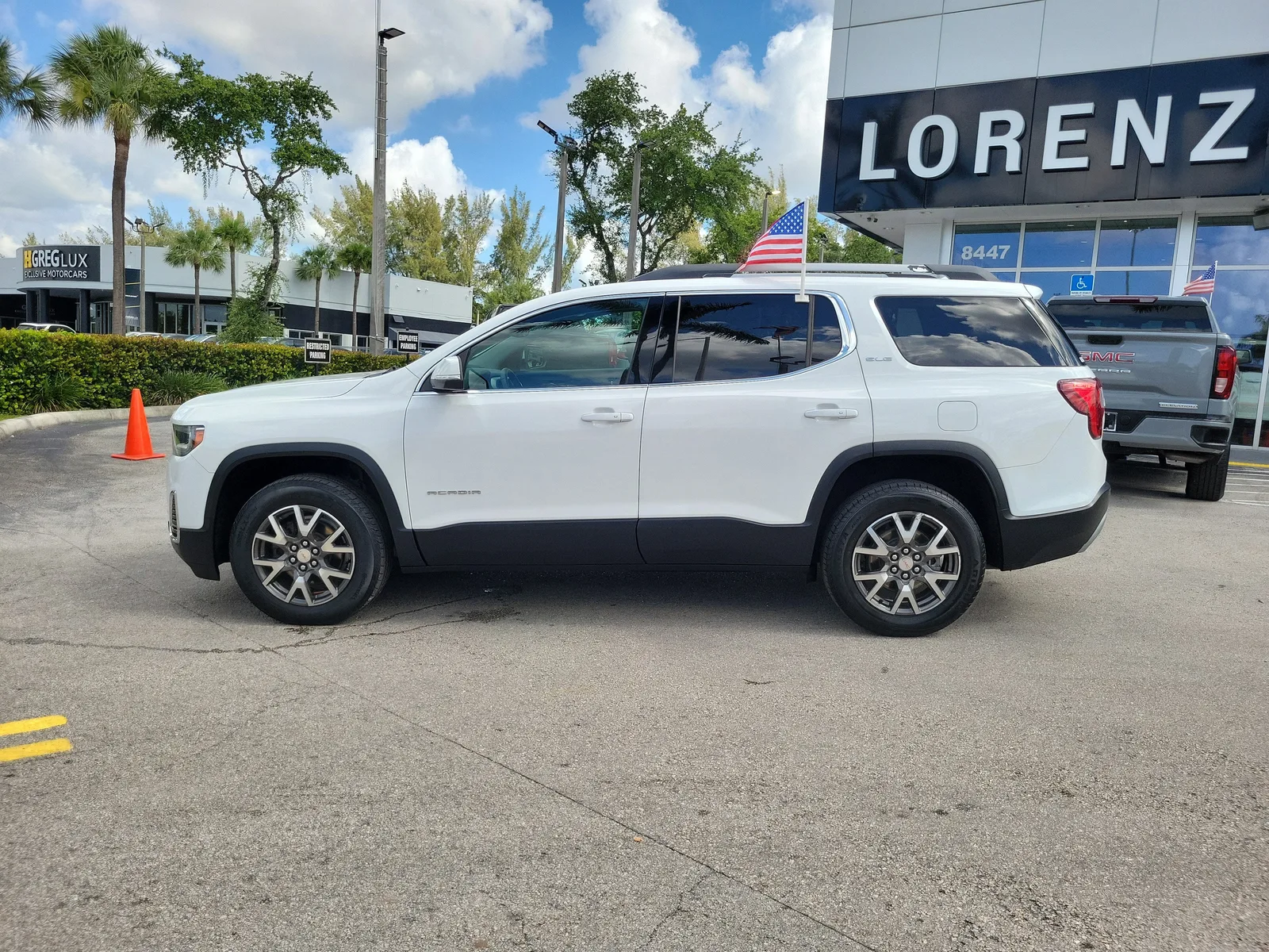 2023 GMC Acadia SLE photo 8