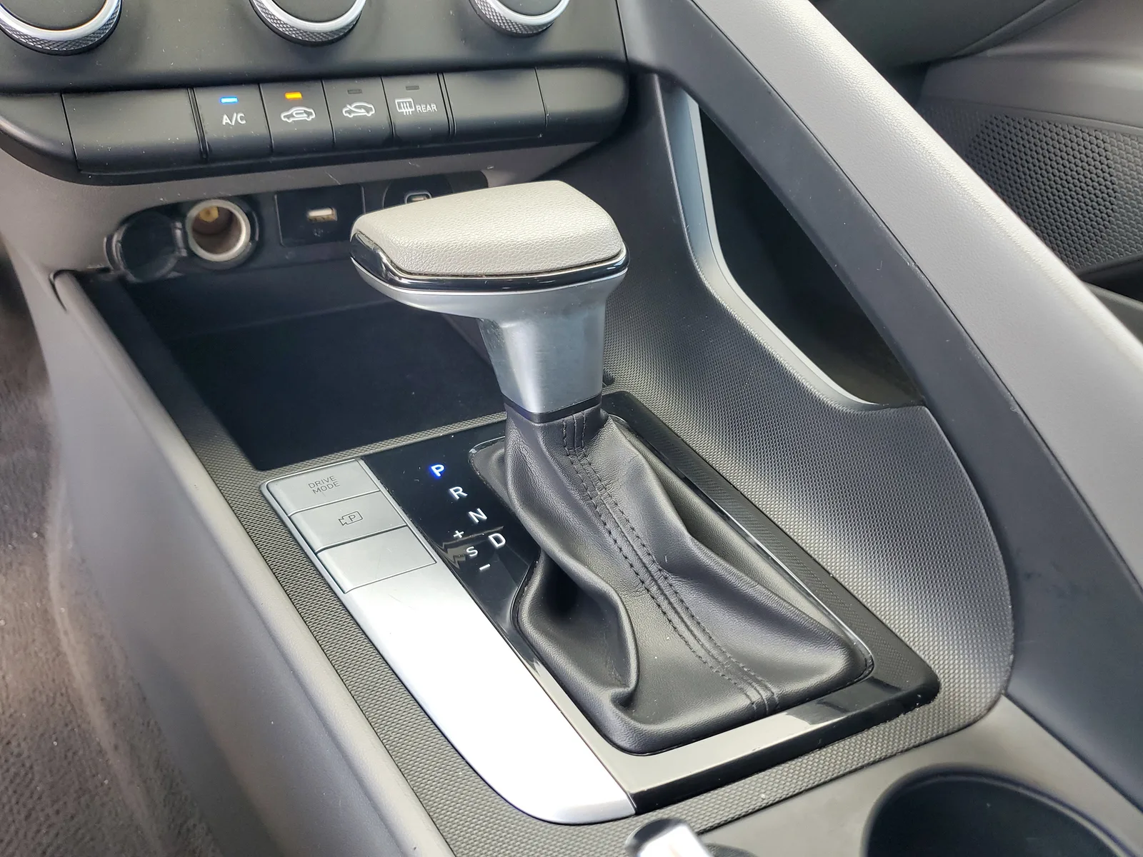 2024 Hyundai Elantra SE photo 23