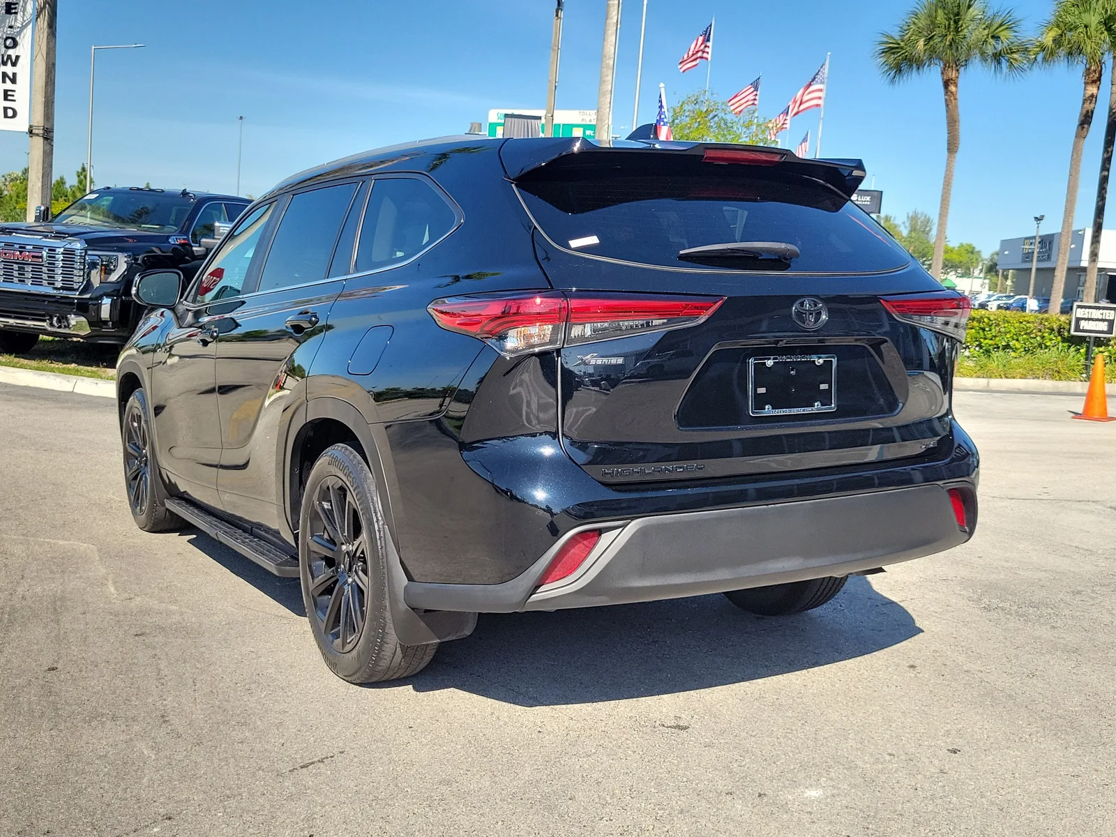 2023 Toyota Highlander L photo 7