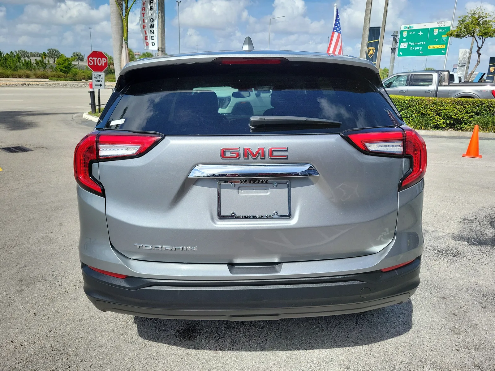 2024 GMC Terrain SLE photo 6