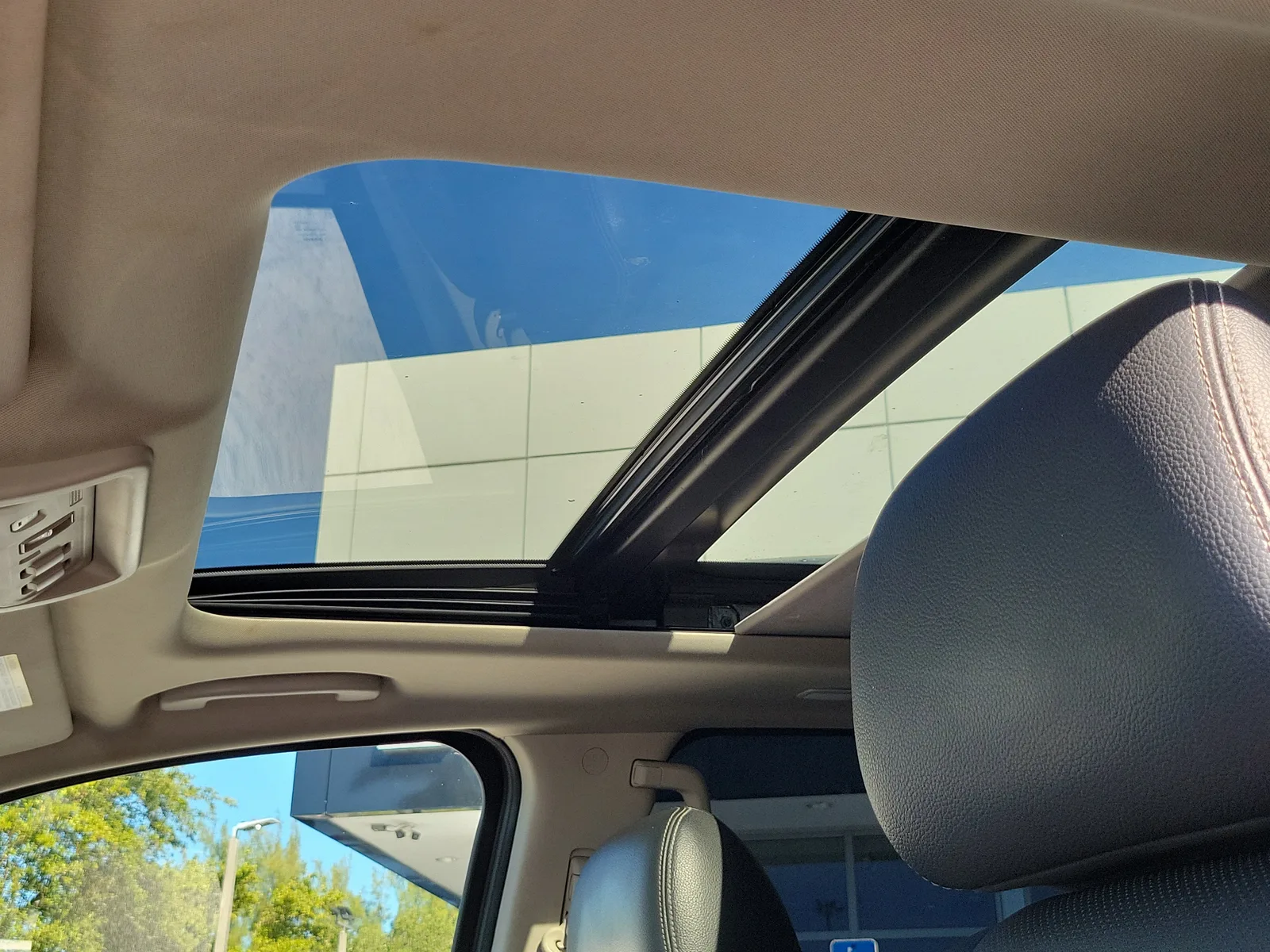2020 Nissan Titan SL photo 12