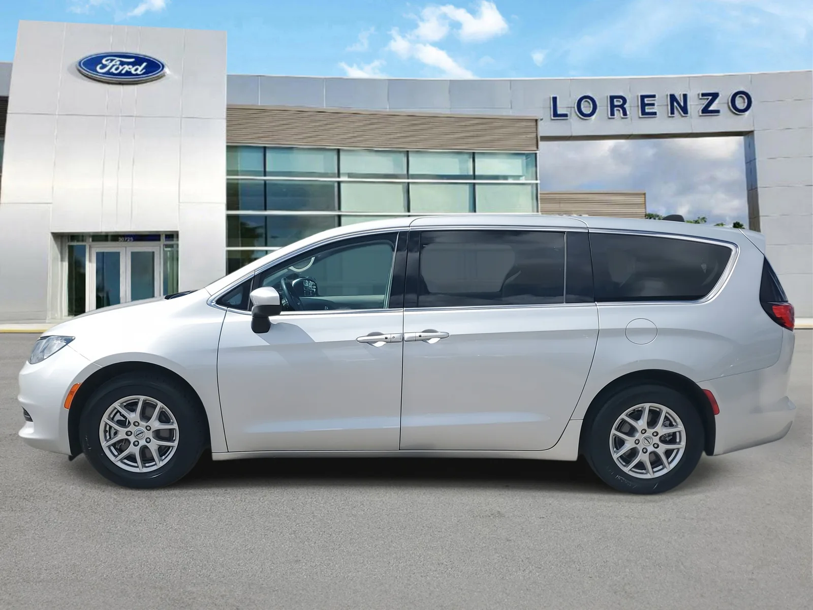 2023 Chrysler Voyager LX photo 8