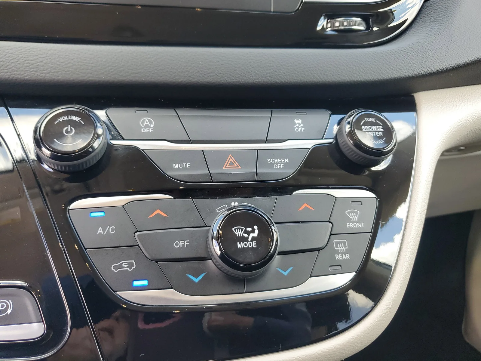 2023 Chrysler Voyager LX photo 25