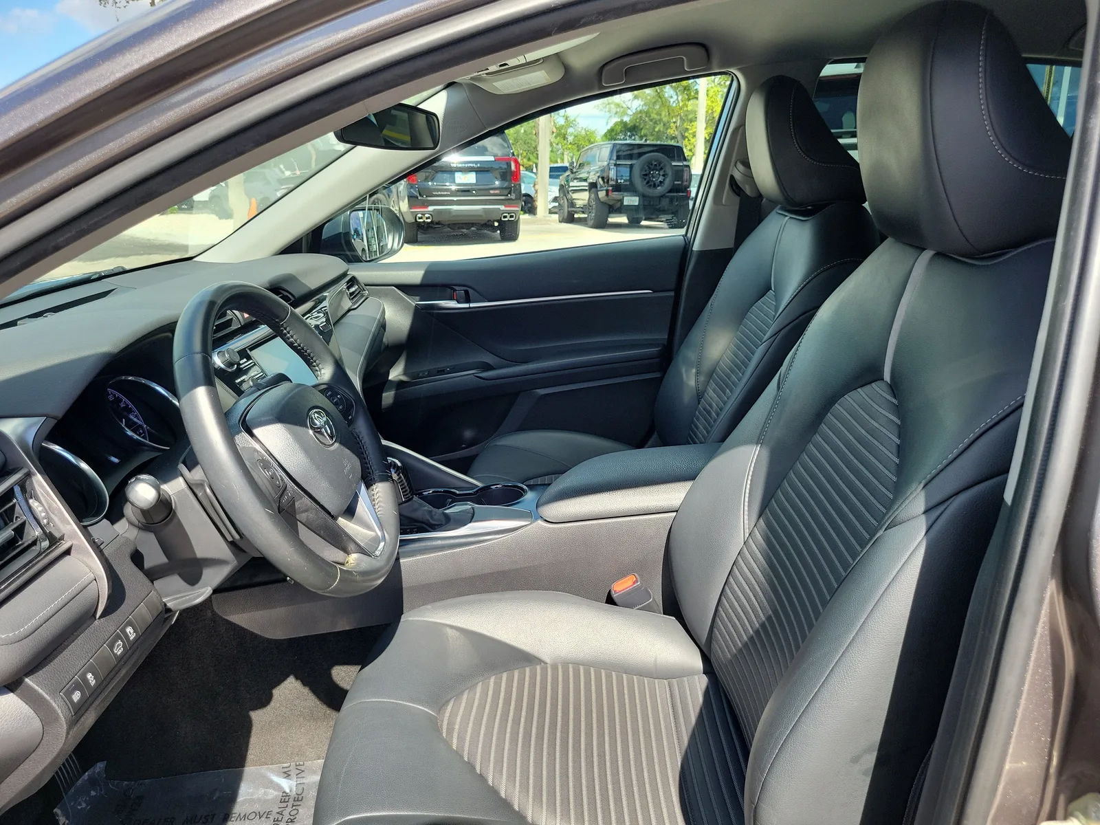 2020 Toyota Camry SE photo 11