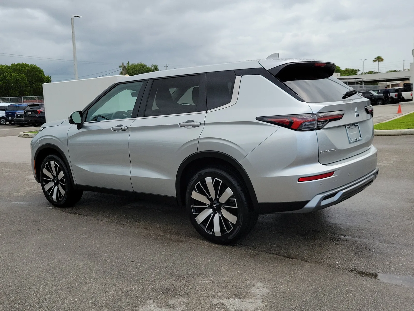 2025 Mitsubishi Outlander SE photo 7
