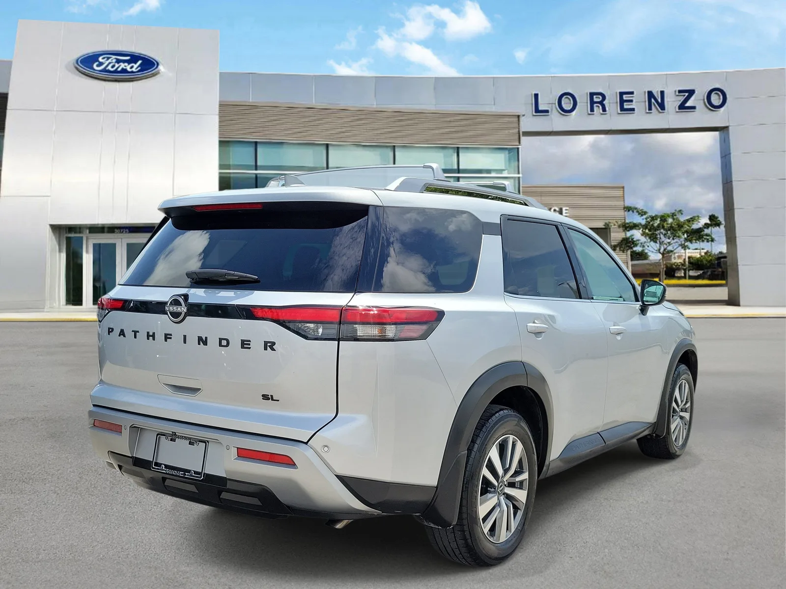 2024 Nissan Pathfinder SL photo 5