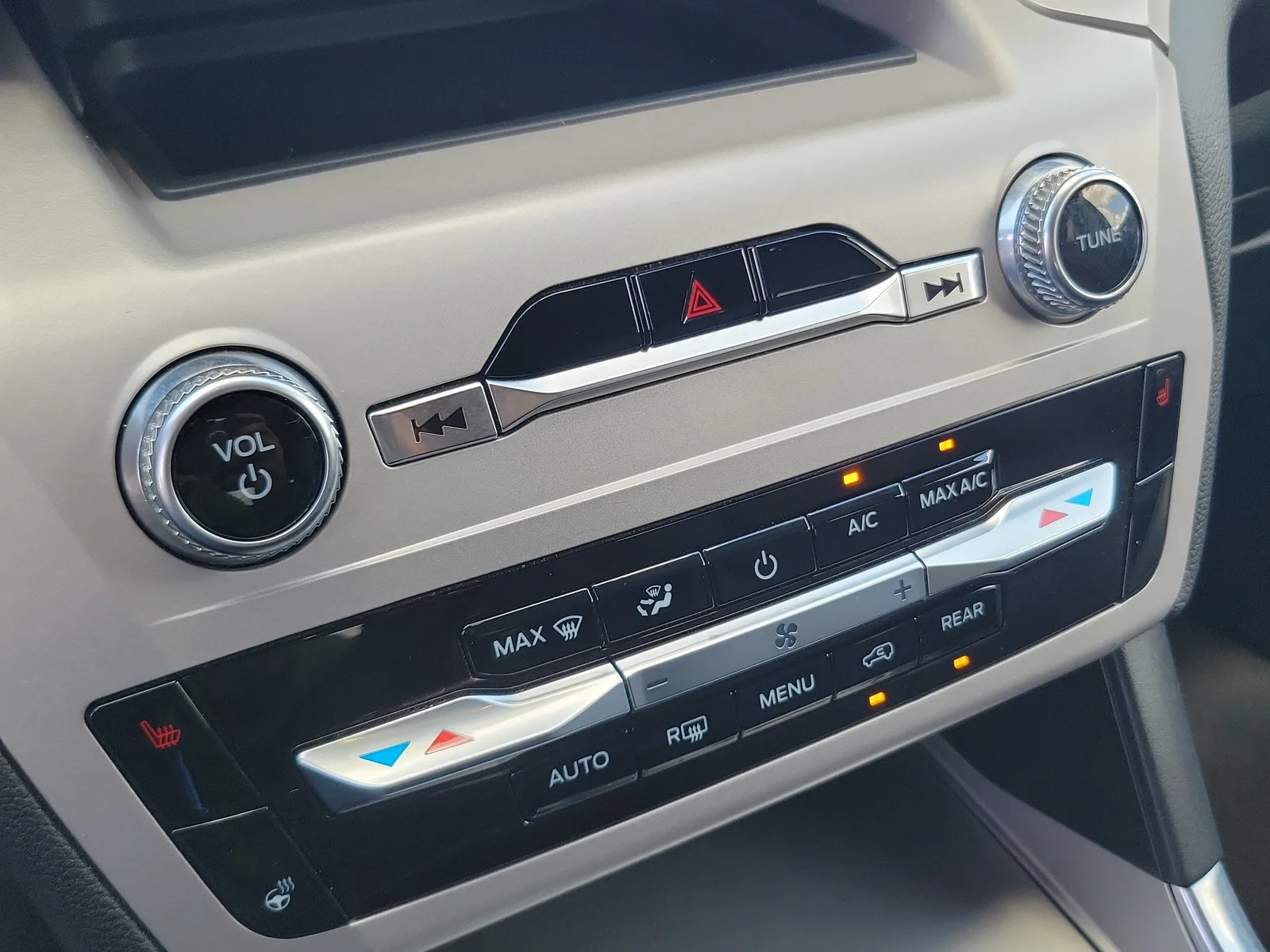 2023 Ford Explorer XLT photo 26