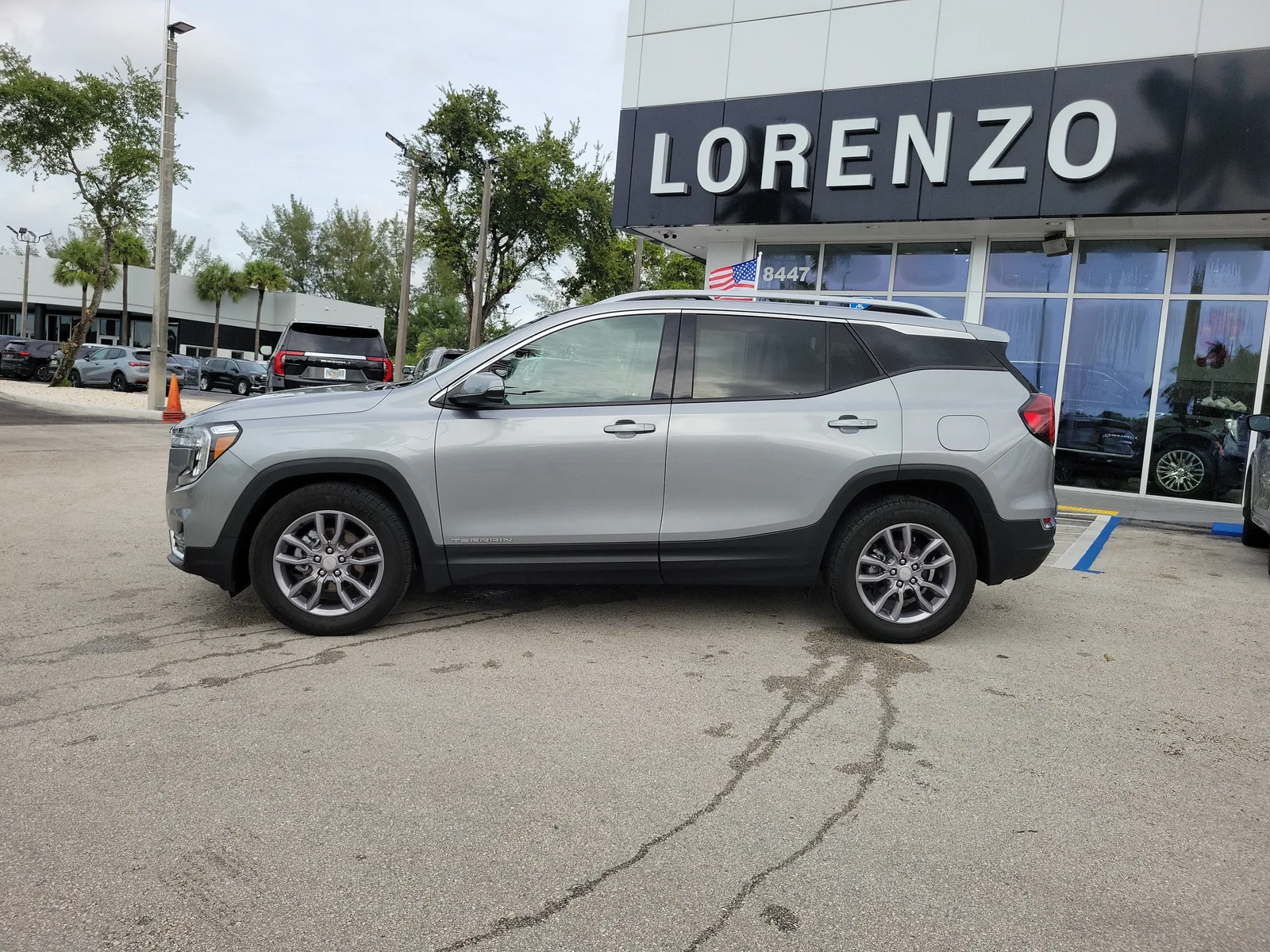 2024 GMC Terrain SLT photo 8