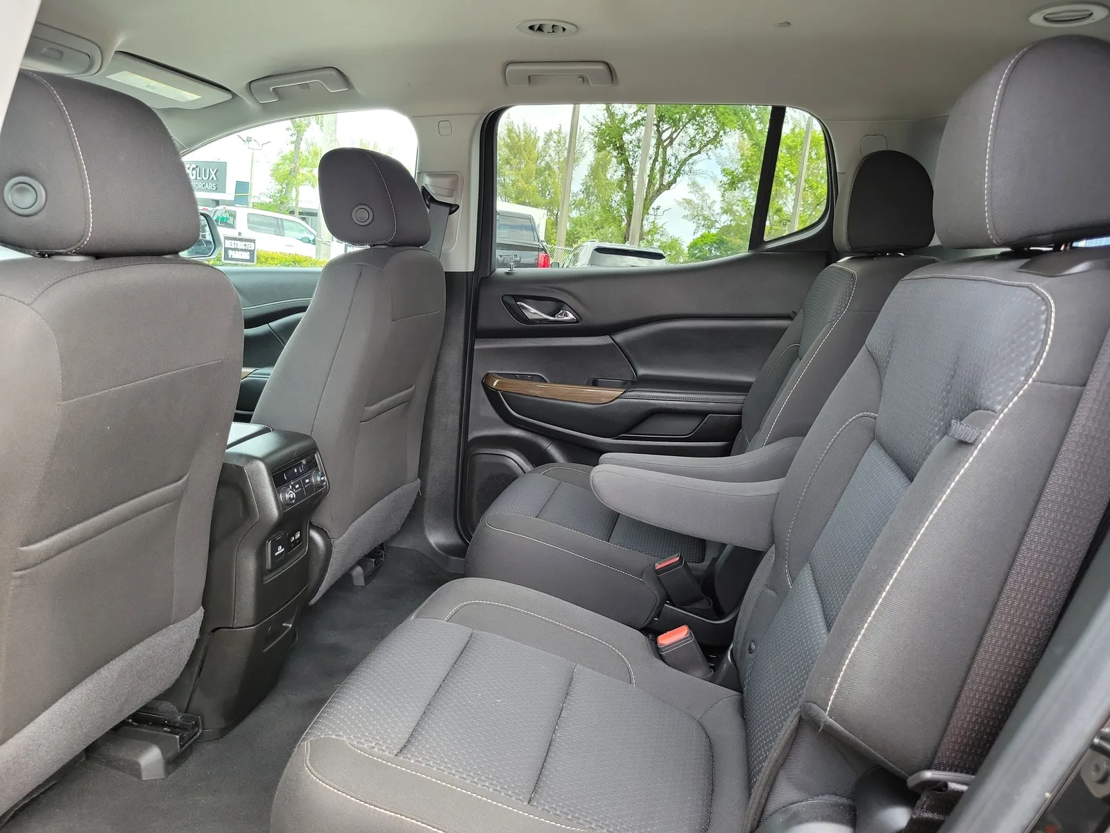 2023 GMC Acadia SLE photo 13