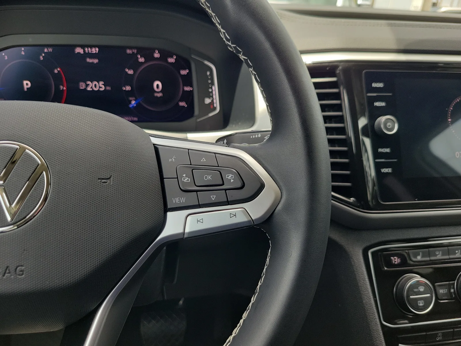 2023 Volkswagen Atlas 3.6L V6 SE w/Technology photo 21