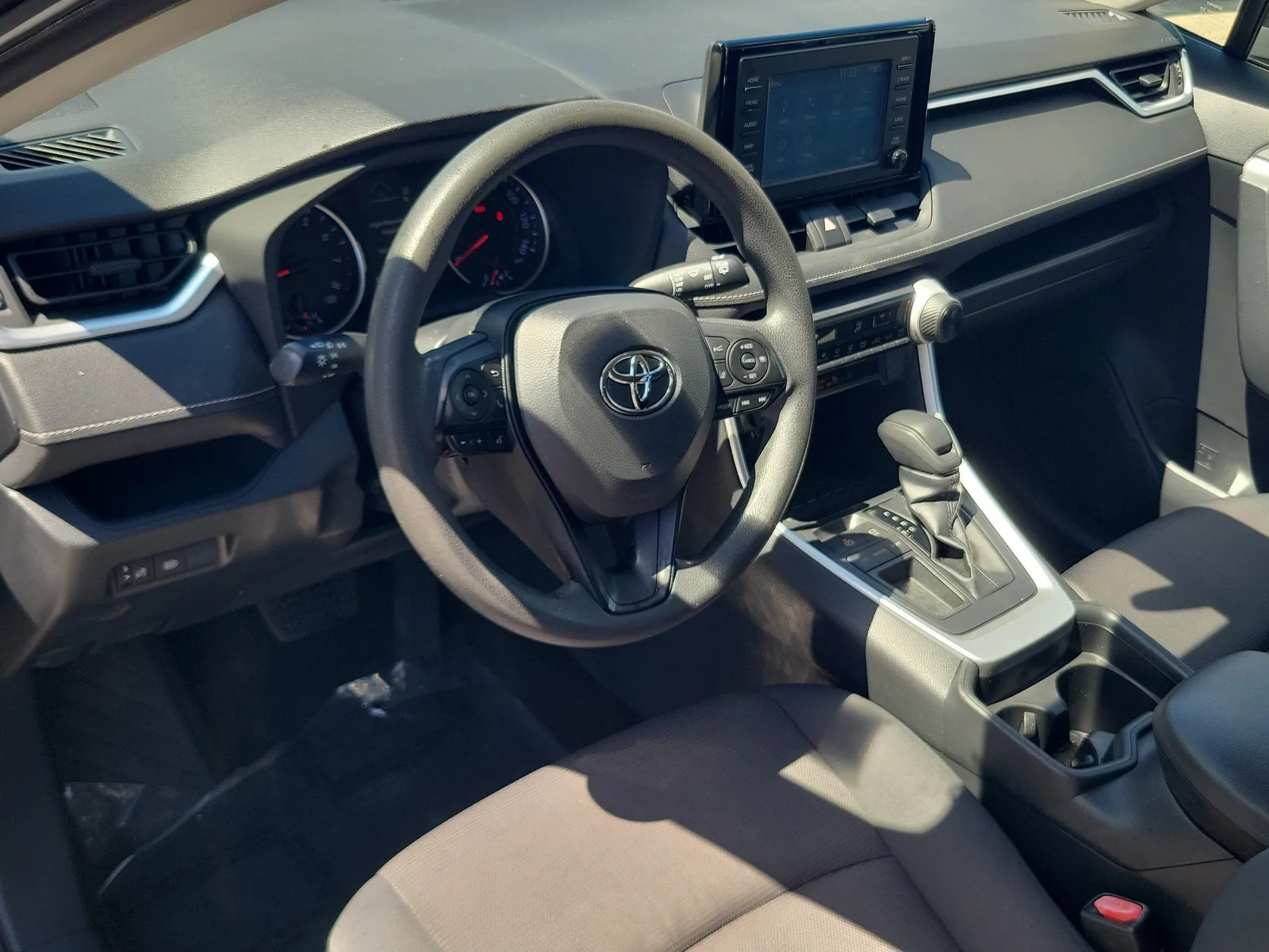 2019 Toyota RAV4 LE photo 9
