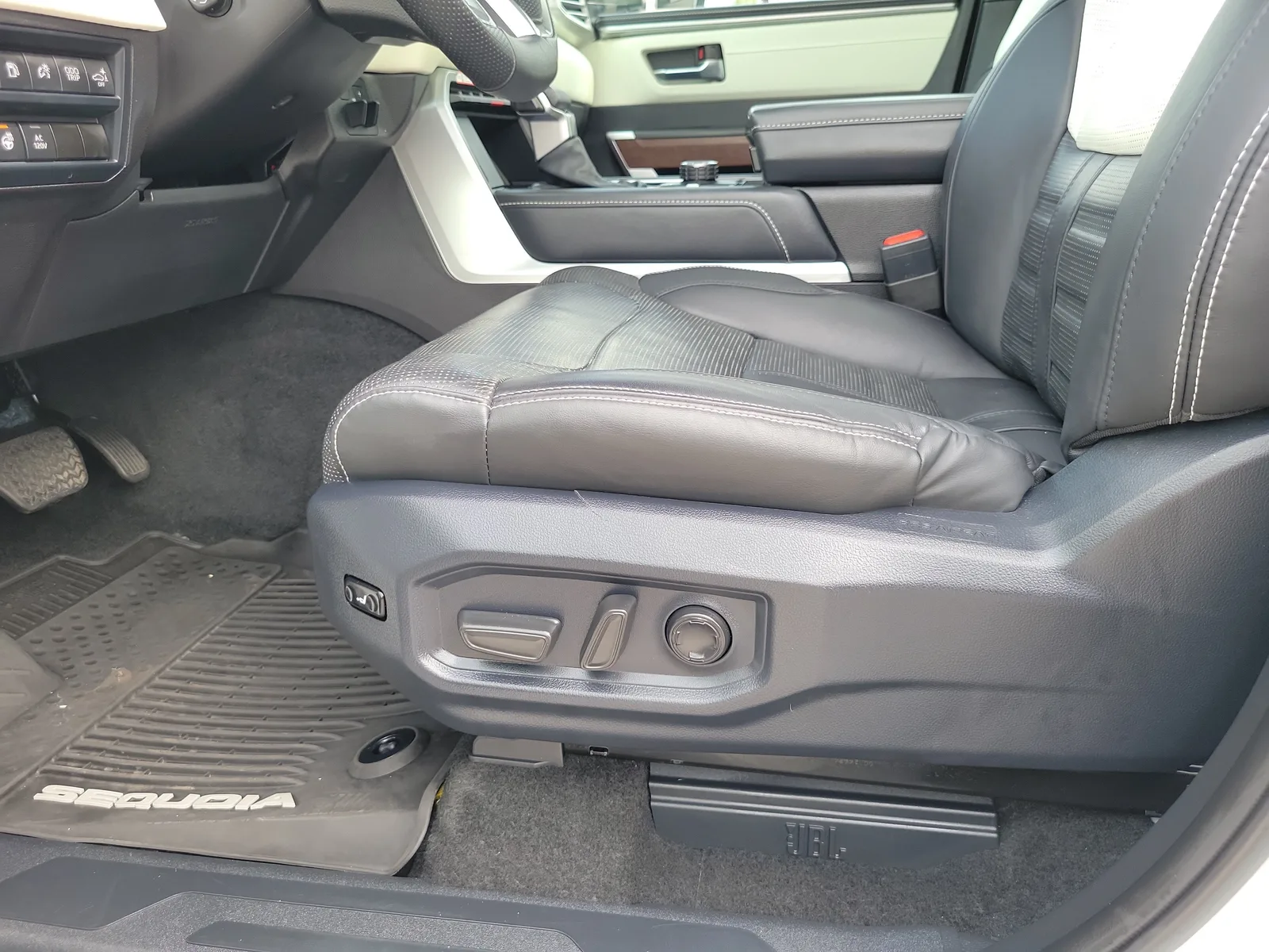 2025 Toyota Sequoia SR5 photo 13