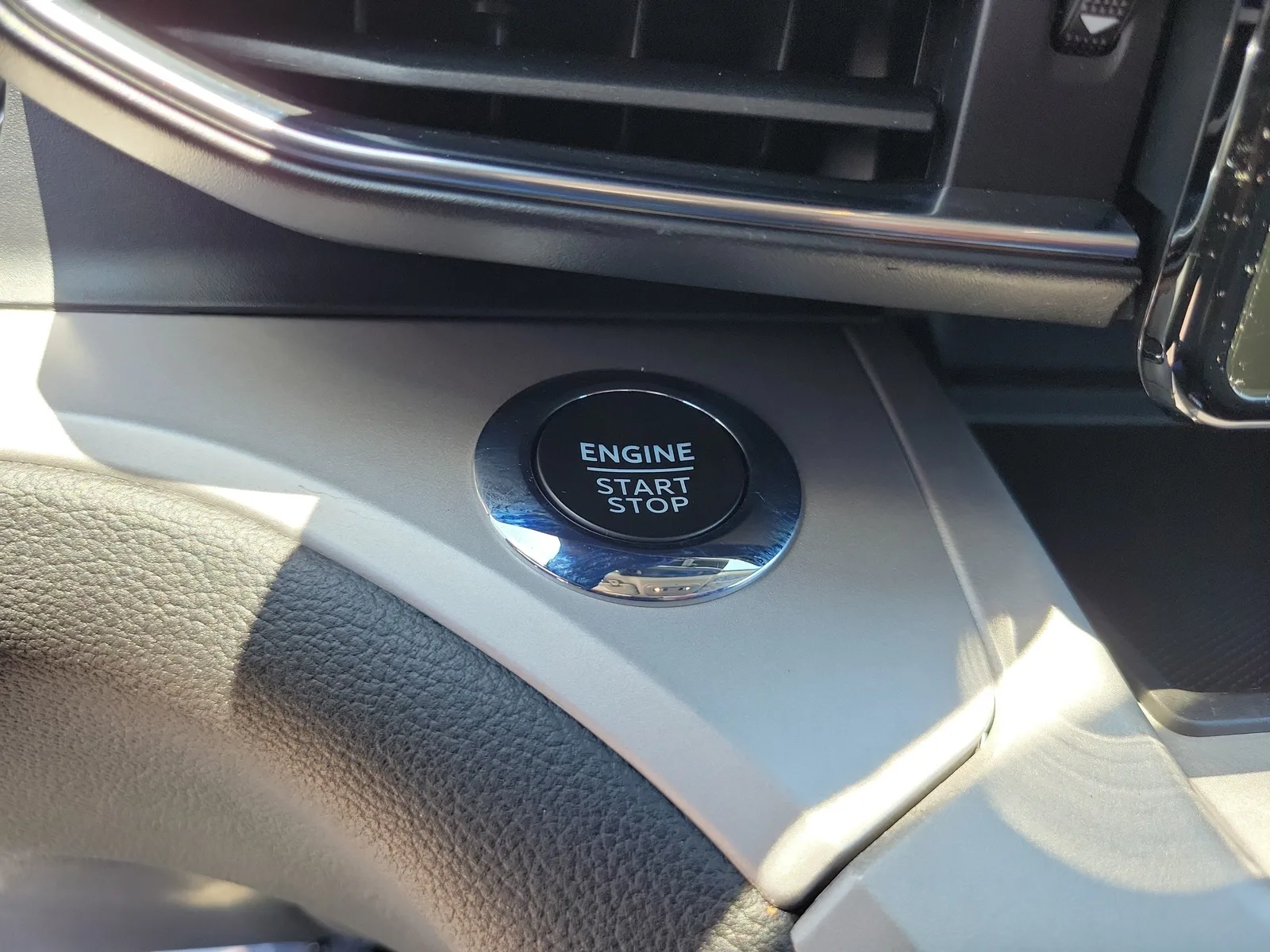 2023 Ford Explorer XLT photo 24
