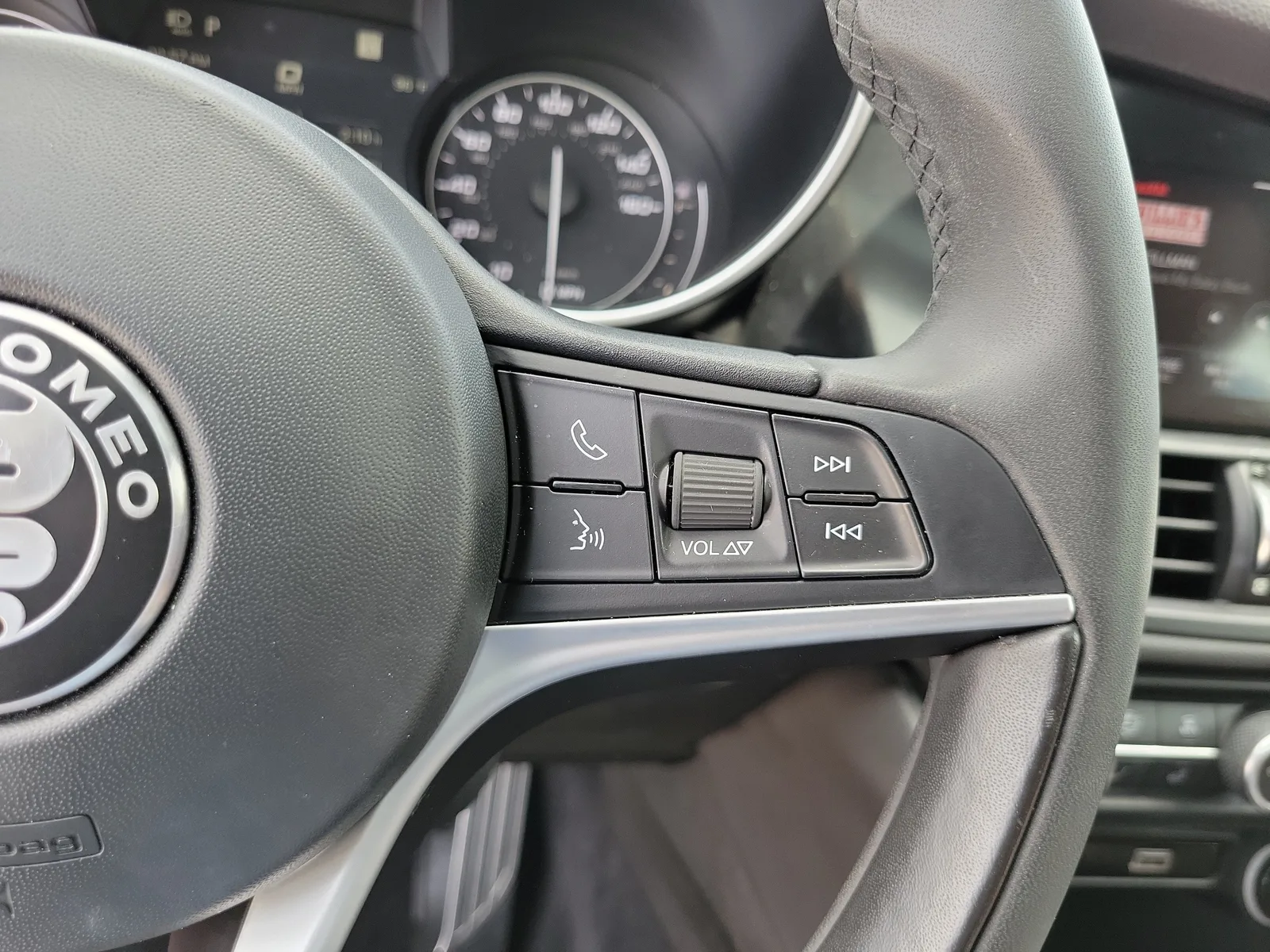 2022 Alfa Romeo Giulia Ti photo 17