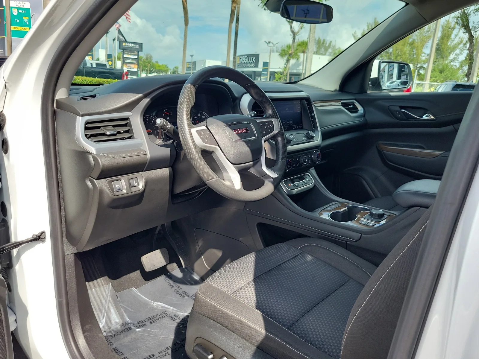 2023 GMC Acadia SLE photo 9