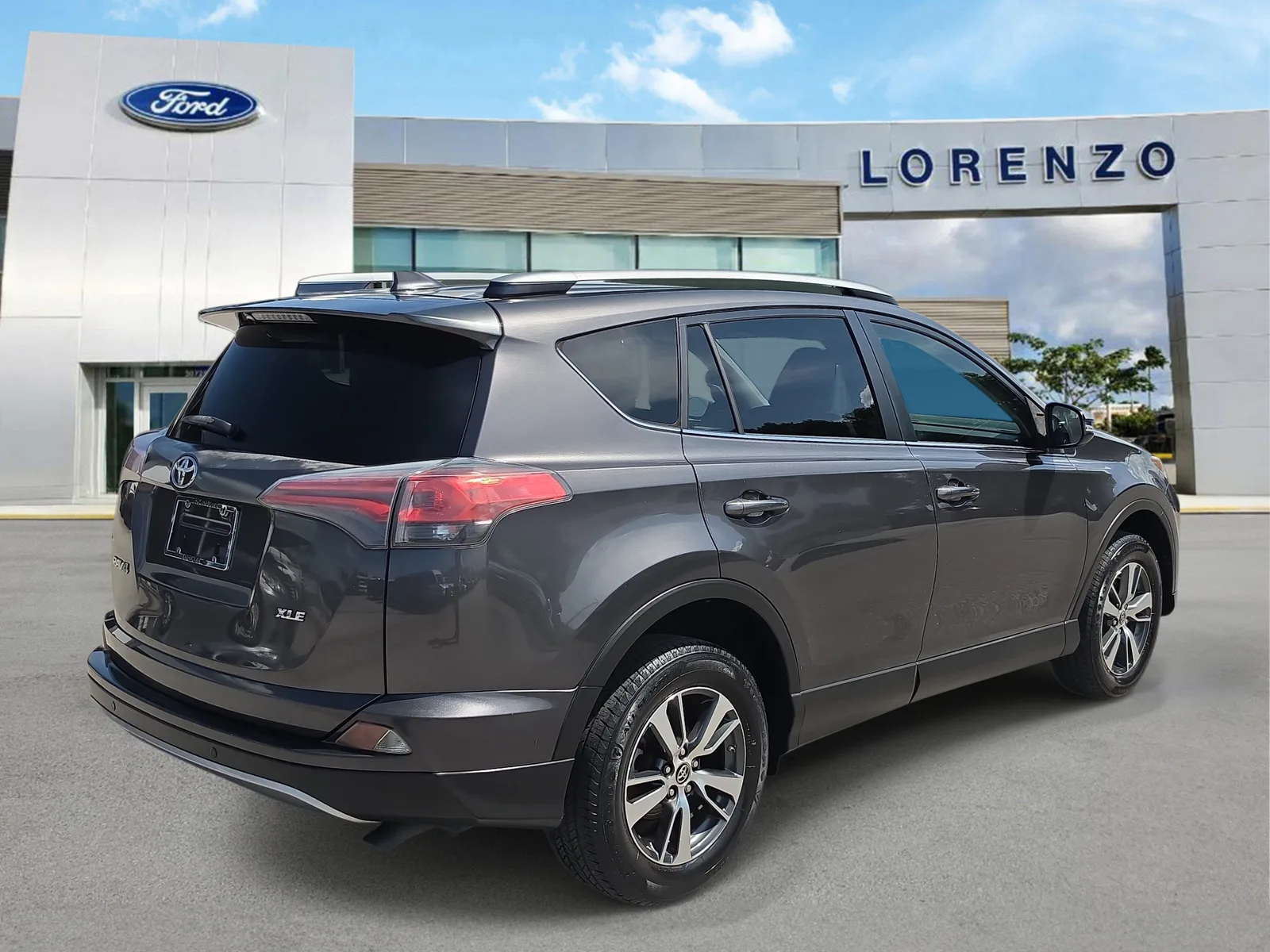 2017 Toyota RAV4 XLE photo 4