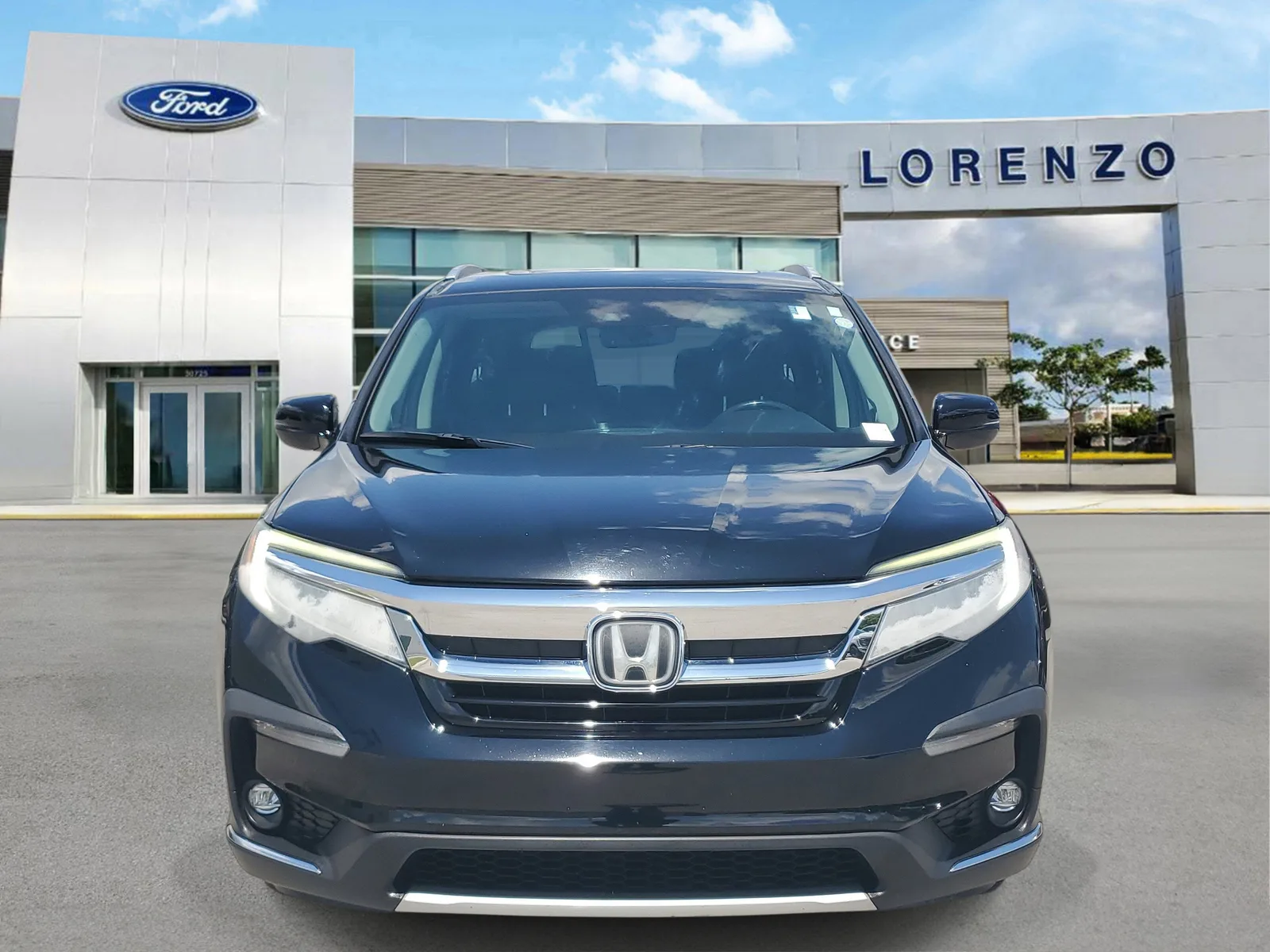 2022 Honda Pilot Touring 7-Passenger photo 2