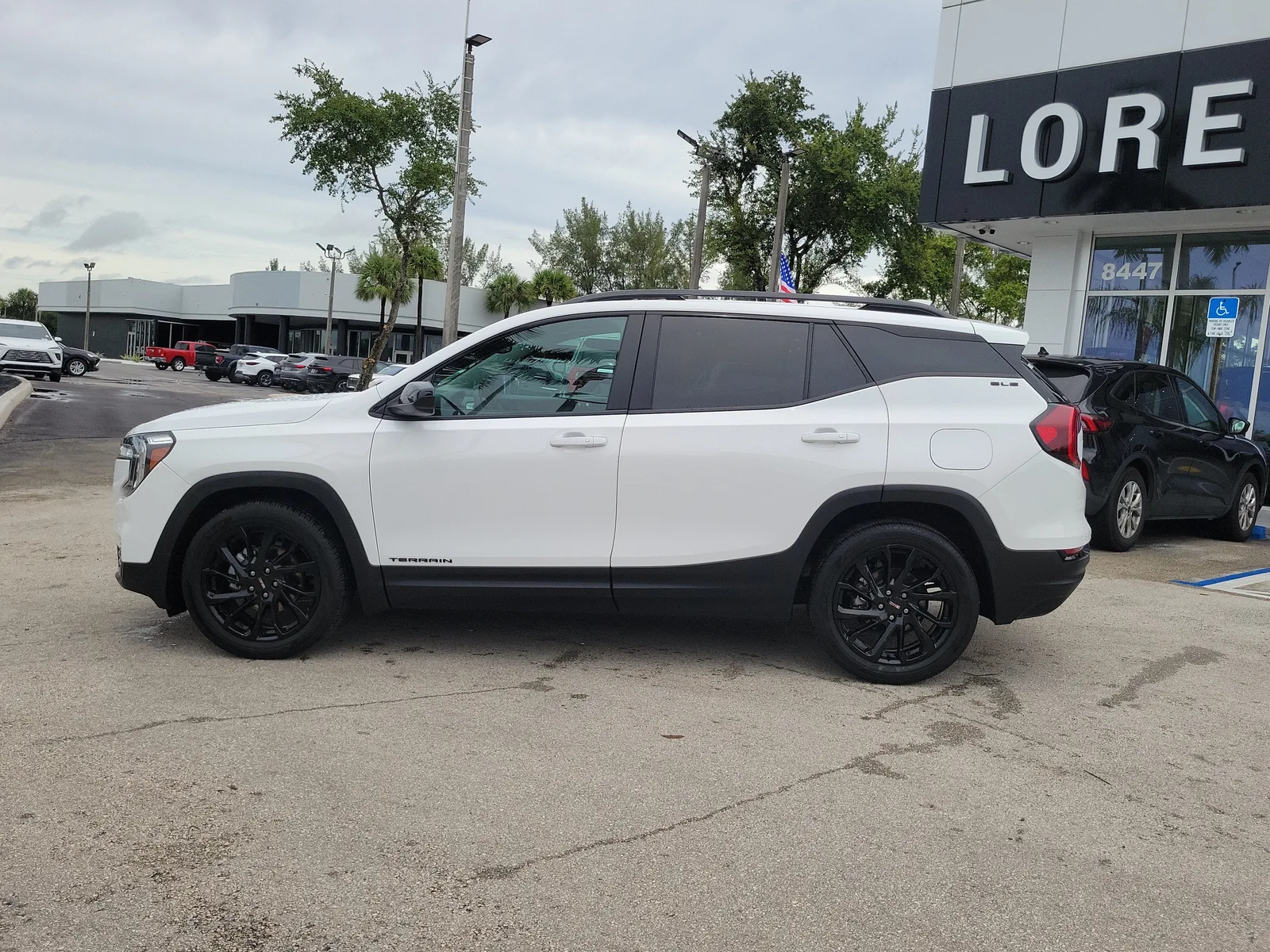 2024 GMC Terrain SLE photo 8