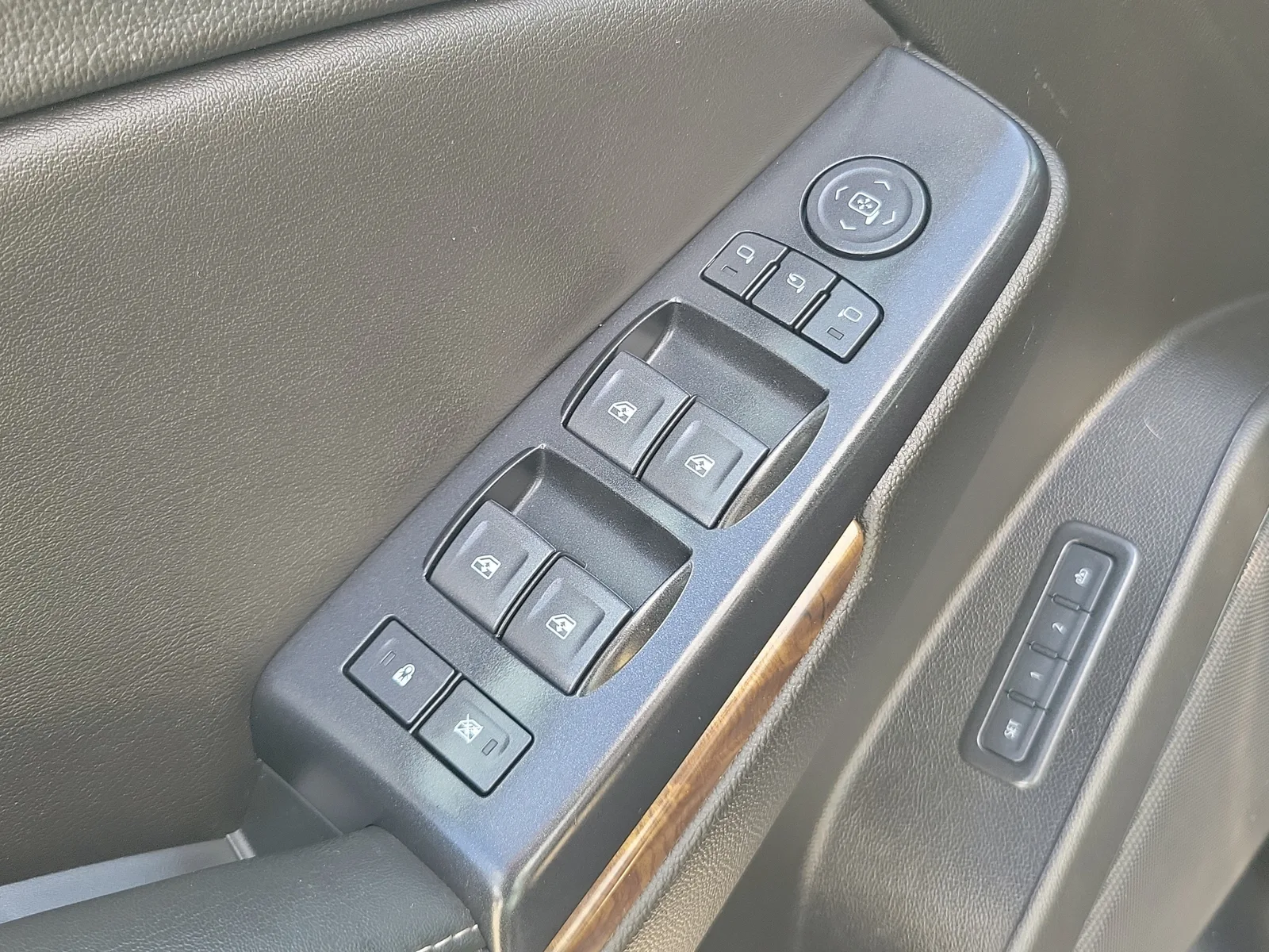 2020 Chevrolet Suburban LT photo 24