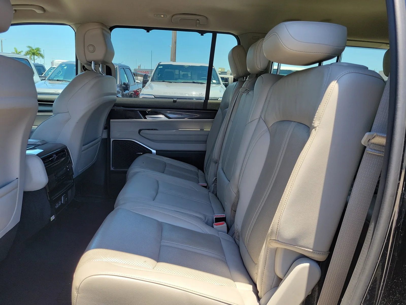 2023 Jeep Wagoneer Base photo 13