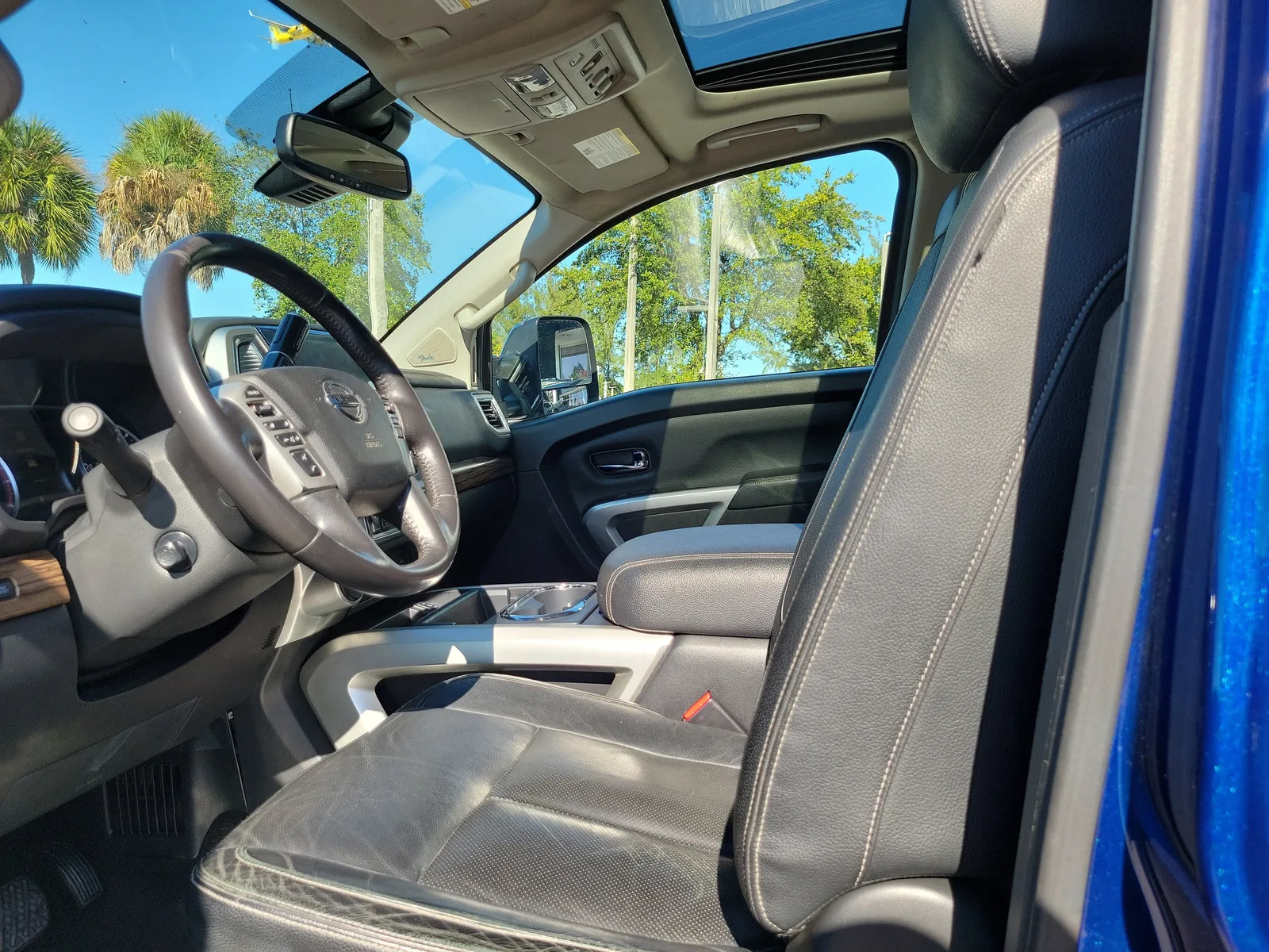 2020 Nissan Titan SL photo 13