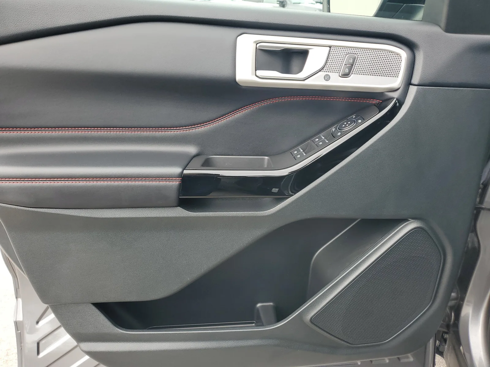 2023 Ford Explorer ST-Line photo 28