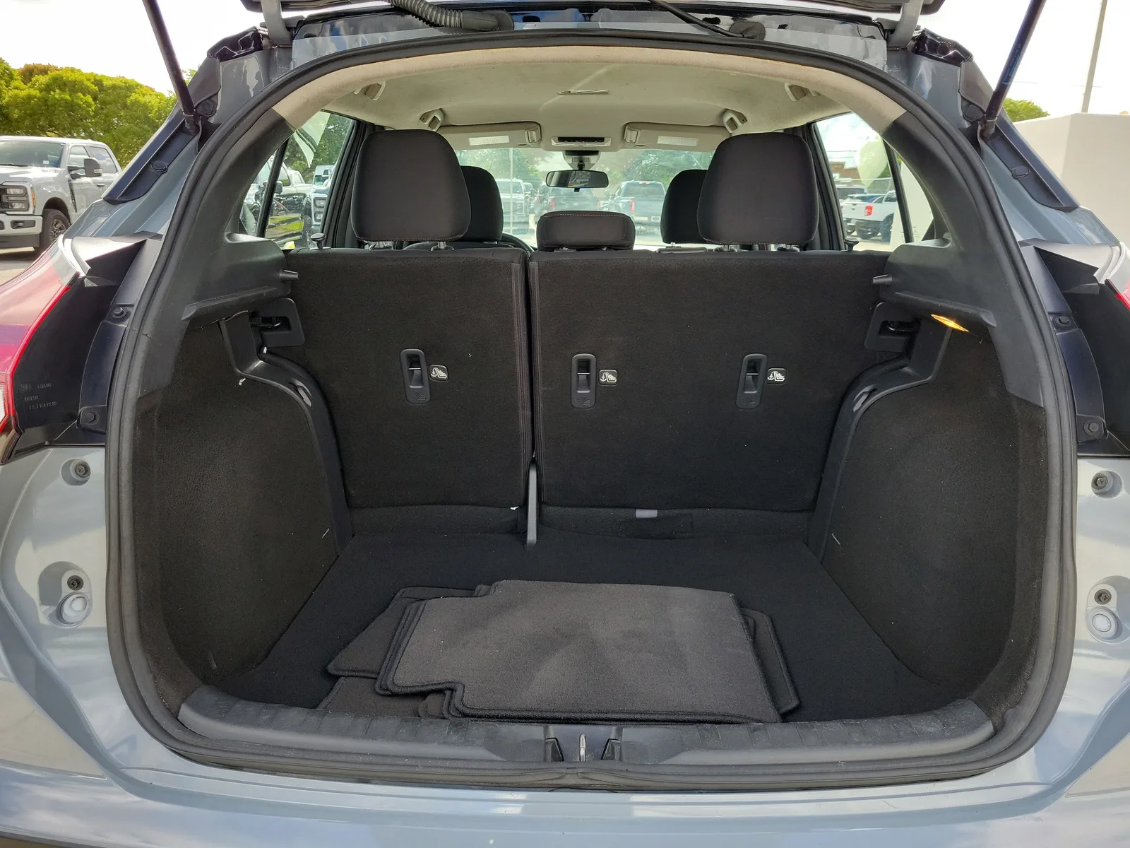 2023 Nissan Kicks SR photo 14